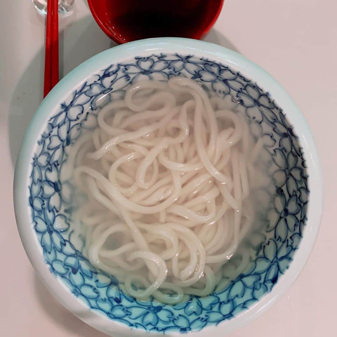 Yukari Imaiのインスタグラム：「ツルツルの口当たり良いおうどん香川の''一福''うどん♪ . . 生の讃岐うどん お出汁 肉うどんの具 鬼👹七味 のセットを教えて頂きました♥️ @tsugumiw さん いつもありがとうございます♥️ . . 本日AM10:00から 【お店で出しているおうどんセット】 こちらを、本日7月9日　10時～ から販売スタート🟠  #完売御礼#うどん一福#肉うどん#うどん#おとりよせグルメ#お中元#うどん県」