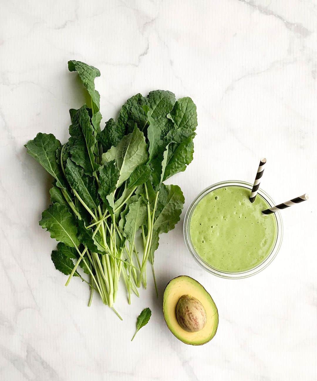 ボビー・ブラウンのインスタグラム：「I promise I preach it for a reason... Beauty truly begins from within. I’m not perfect, but I get by with a little help from my friends. AKA...  @evolution_18, my go-to products to boost my everyday health & get me feeling my best. And @fit.like.krys, my personal trainer who always challenges me, even if it’s over Zoom.   TODAY, @fit.like.krys is taking over the @evolution_18 IG, and I’ll be tuning in at 12PM EST for a 15 minute abs & arms skulpt class, which is an easy add-on to feel your strongest everyday. Join me in 20.」