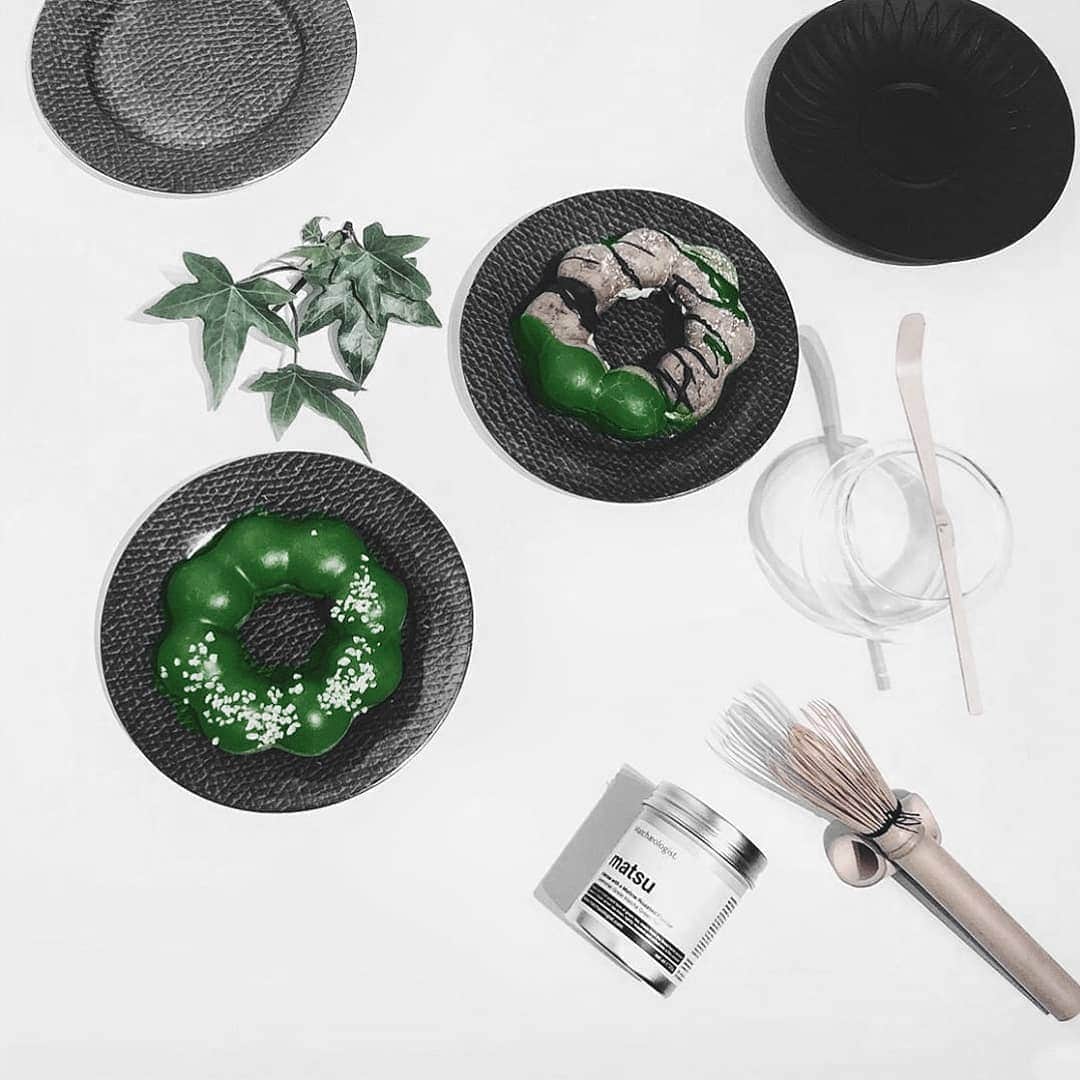 Matchæologist®さんのインスタグラム写真 - (Matchæologist®Instagram)「🙋 Hands up if you’re in #Matcha heaven with these drool-worthy #Matcha #PonDeRing #Donuts 🌿🍩 featuring our Matsu™ Ceremonial Matcha and Matcha Brewing Kit. Thanks to 📷 @vianca_design for this amazing capture! 🙏 . The Matchaeologist Matcha Brewing Kit combines our signature artisanal grade matcha Matsu™ 🍃 with a carefully selected assortment of handcrafted matcha-ware products curated and designed to balance traditional ceremonial values with contemporary functionality. ✨ . Visit Matchaeologist.com (link in bio) 👉 @Matchaeologist . Matchæologist® #Matchaeologist Matchaeologist.com」7月9日 0時44分 - matchaeologist