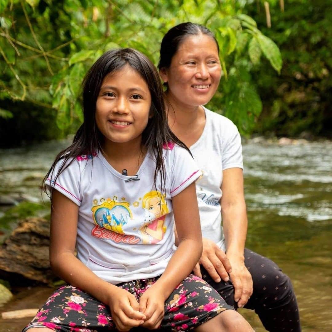 unicefさんのインスタグラム写真 - (unicefInstagram)「In the Ecuadorian Amazon, remote doesn’t mean cut off. Without access to the internet or TV, Raiza, 11, has been relying on weekly visits from her teacher while schools stay closed during #COVID19.  “[Raiza] greets me with such joy every time I come to her house with study materials,” says Doris, her dedicated teacher doing everything she can to help her students keep learning.  © UNICEF/Kingman」7月9日 0時45分 - unicef