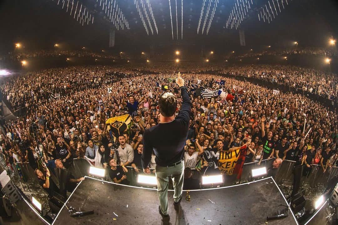 Dimitri Vegas & Like Mikeさんのインスタグラム写真 - (Dimitri Vegas & Like MikeInstagram)「From which country are you? Show us your flags 🇧🇪 🇬🇷」7月9日 0時46分 - dimitrivegasandlikemike