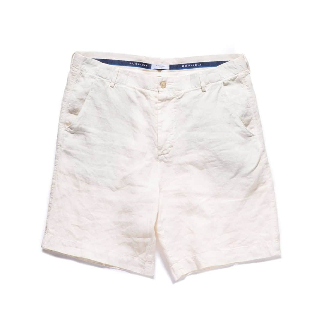 ボリオリさんのインスタグラム写真 - (ボリオリInstagram)「. Tailored white Bermuda trousers crafted from pure linen. Boasting a relaxed fit, these shorts are crafted using a distinctive garment dyeing process developed by Boglioli to create a unique blend of shades, enhancing their laid-back appeal. Finished with side slash pockets and rear welt pockets. Concealed zipper and button fastening. . . . . #boglioliofficial #ss20 #summervibes #bermuda #bermudashorts #garmentdyed  #mensbermudas #relaxedstyle #estate2020☀️」7月9日 0時50分 - boglioliofficial