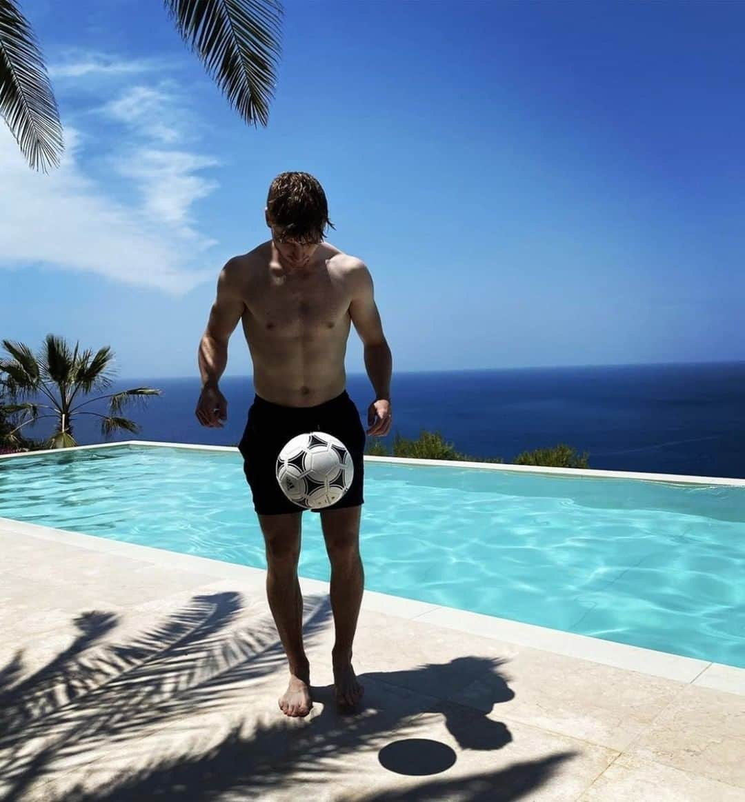 チェルシーFCさんのインスタグラム写真 - (チェルシーFCInstagram)「@TimoWerner on his holiday! 🏝⚽️ 🔜 London 🇬🇧 #CFC #Chelsea」7月9日 1時06分 - chelseafc