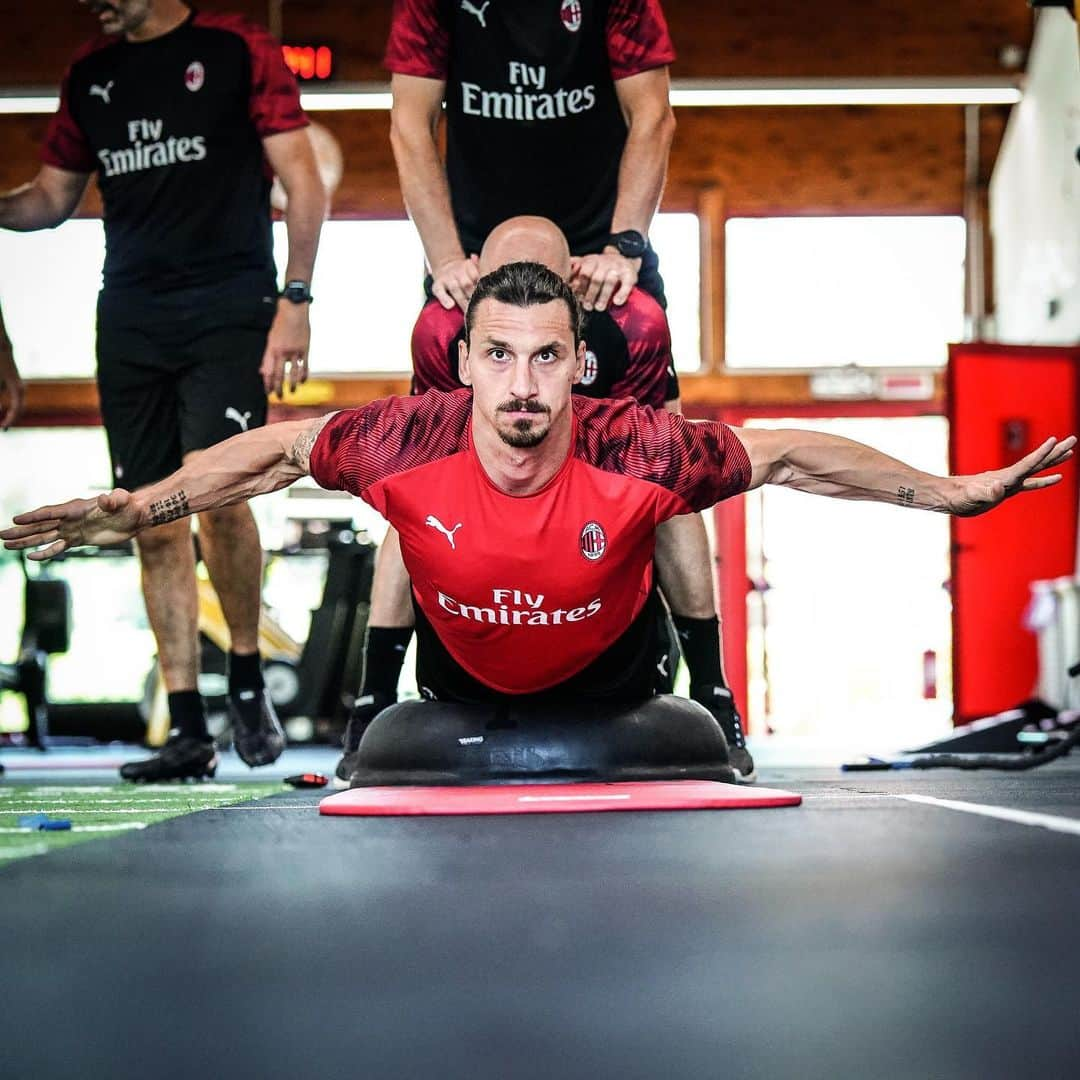 ACミランさんのインスタグラム写真 - (ACミランInstagram)「Who said Lions can't fly 🦁😉  #SempreMilan」7月9日 1時00分 - acmilan