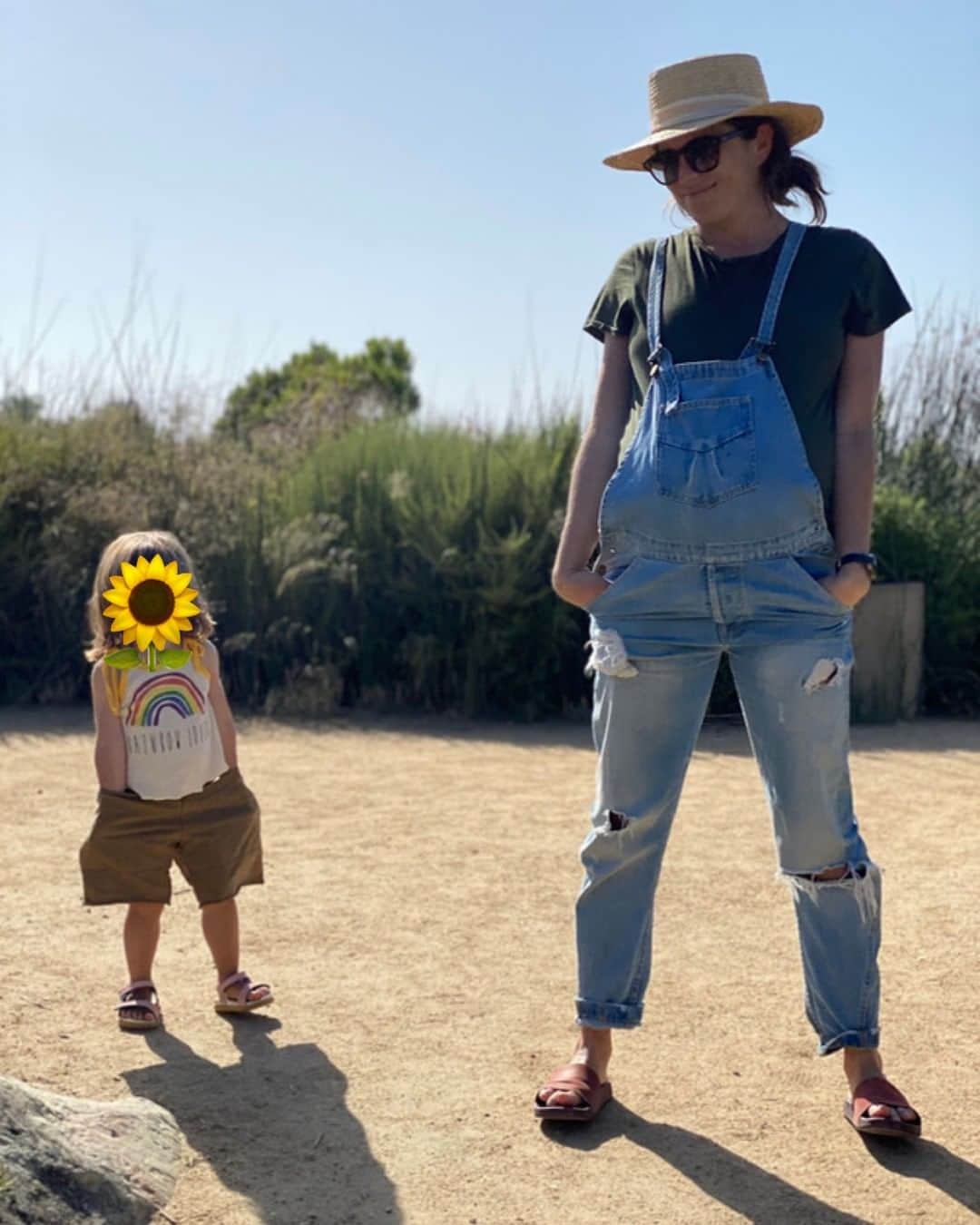 カーラ・ソウザのインスタグラム：「#tbt to G and I working on our poses 😎. Love this mini human beyond understanding! She's stepping into her role as big sister with so much love and grace (most of the time 😆). I can't wait to see the relationship she and Luka form overtime.  ⁠ FYI: a few of you asked why I cover Gianna's face. It's my privilege as her mom to protect her. As she gets older and her features start to really come through, I want to honor her privacy until she's old enough to understand and decide for herself.」