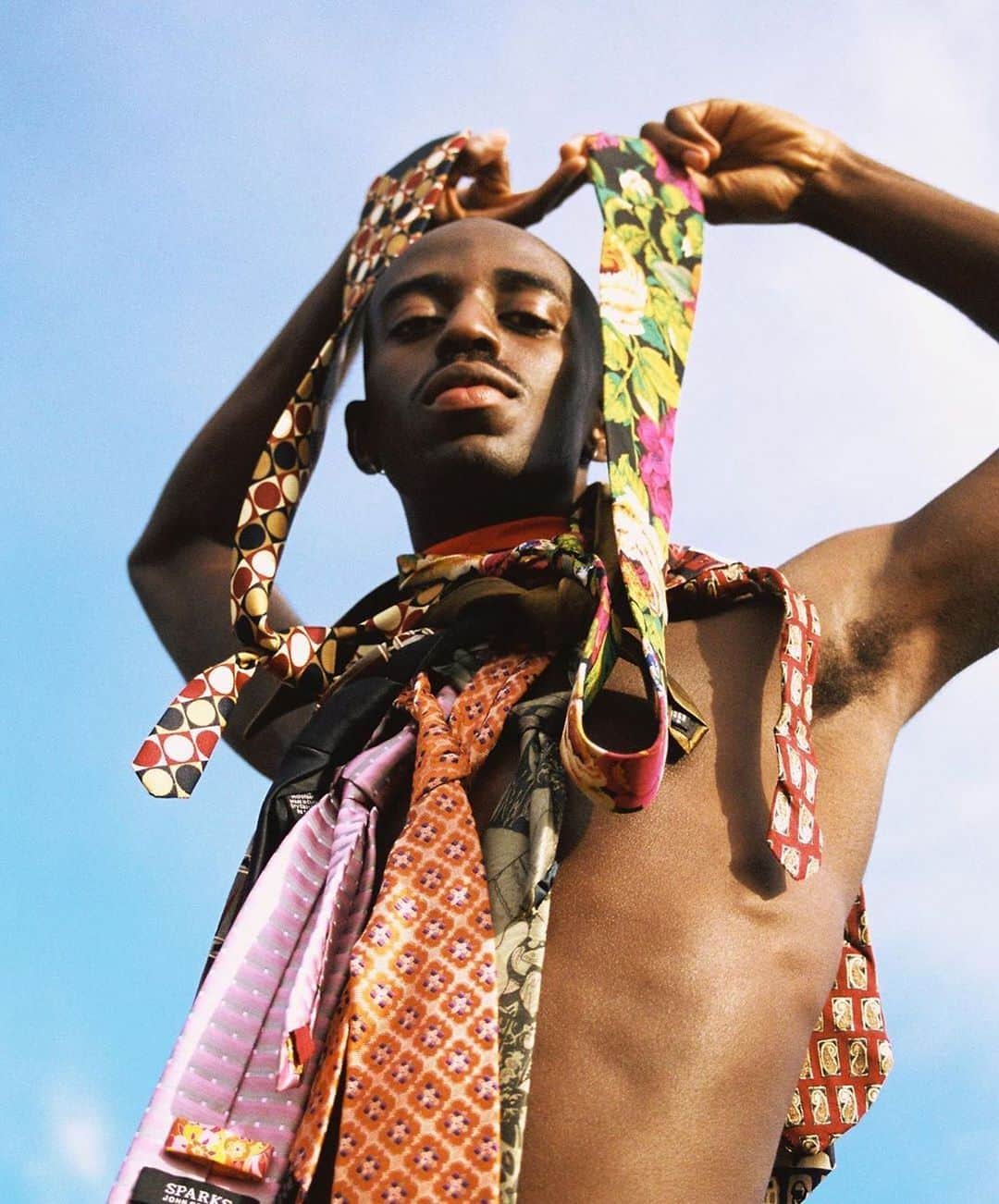 Fashion Weekのインスタグラム：「All tied up. Portrait of @dauduhh by @christian__cody. Cody, who graduated from Savannah College of Art & Design, is an image maker and art director. Through his art, he aims to move the Black narrative forward, creating a new definition of beauty in Black identity. You can find his work featured by publications like @vmagazine, @harpersbazaarus, and more. See more from him at @christian__cody.⁠⠀ ⁠⠀ Photo by @christian__cody」