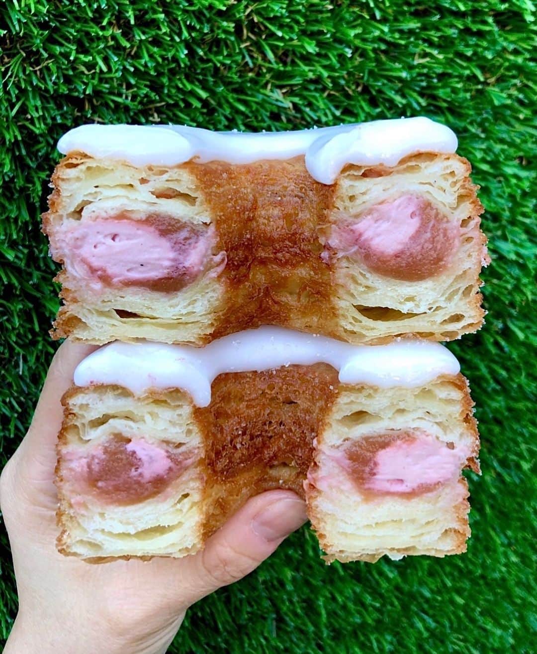 DOMINIQUE ANSEL BAKERYさんのインスタグラム写真 - (DOMINIQUE ANSEL BAKERYInstagram)「Summer fruits in Cronut® form: July’s Peach Melba Cronut® for NYC is looking beautiful, filled with peach jam and creamy raspberry ganache. Preorders are up at NYC.CronutPreorder.com for pick-ups in Soho. 😎」7月9日 1時12分 - dominiqueansel