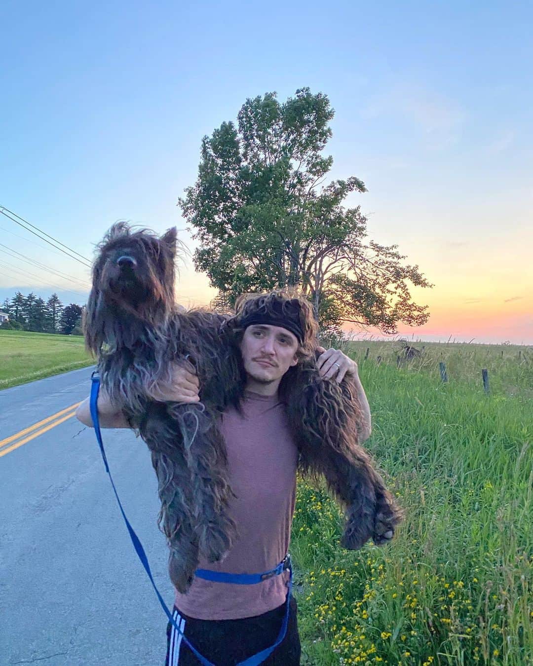 カイル・ガルナーのインスタグラム：「Oh us? Just hanging out.」