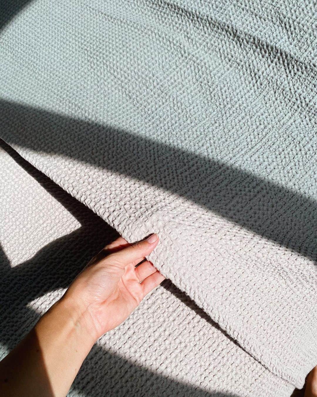 Estée Lalondeのインスタグラム：「Getting into bed 🤍 #ELhome」