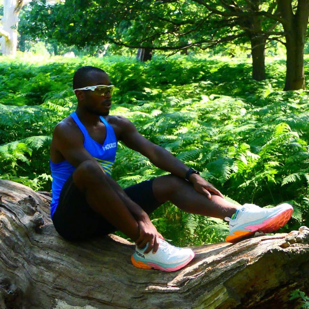 のインスタグラム：「"My nickname is “Super Sam” – I am an Ironman Triathlete, and I am Autistic. Autism is a disability that impacts how I perceive the world and how I interact with people. Being a triathlete is my passion, it's what I eat, drink and sleep, and it gives me structure and purpose. It has also given me the opportunity to travel and meet new people.  2020 was supposed to include four Half IRONMAN races, two marathons and several 10K races in preparation for moving up to the full IM distance in 2021. However, Covid-19 and an ankle injury changed my plans. Because I was unable to swim for 3 months or run for 5 weeks, I changed my training plans by including more indoor rowing, cycling and yoga. This cross-training helped to speed up my recovery and improve my aerobic capacity. Thankfully, I am feeling faster and stronger now.  Although triathlons are an individual sport, I would not be able to compete if my Mum and Dad didn't drill the race and nutrition plans into me, helped to get my bike ready, paid for my travel cost, helped to put on my wetsuit, got me to the start line and were there to hug me at the finishing line. Maybe it is a team sport 😊  I am driven by my desire to race at Kona and to be the first Black Triathlete with Autism to complete a full IM. I also want to motivate more people with Autism to take up sport. I have a lot of hard work ahead before I get to Kona. I currently train six days a week for 14-18 hours, and rest on Fridays. My secret weapons are that I sleep for about 10 hours each day and have the same breakfast of scrambled eggs, peanut butter and jelly on a bagel, a banana and water on training days.  Because of Covid-19 and cancelled races, I have decided to use this year to build a stronger base so that I will be faster and more competitive in 2021 when I race in my new HOKA Clifton Edge shoes." - Sam Holness (@samholnesstri) #timetofly #HumansofHOKA」