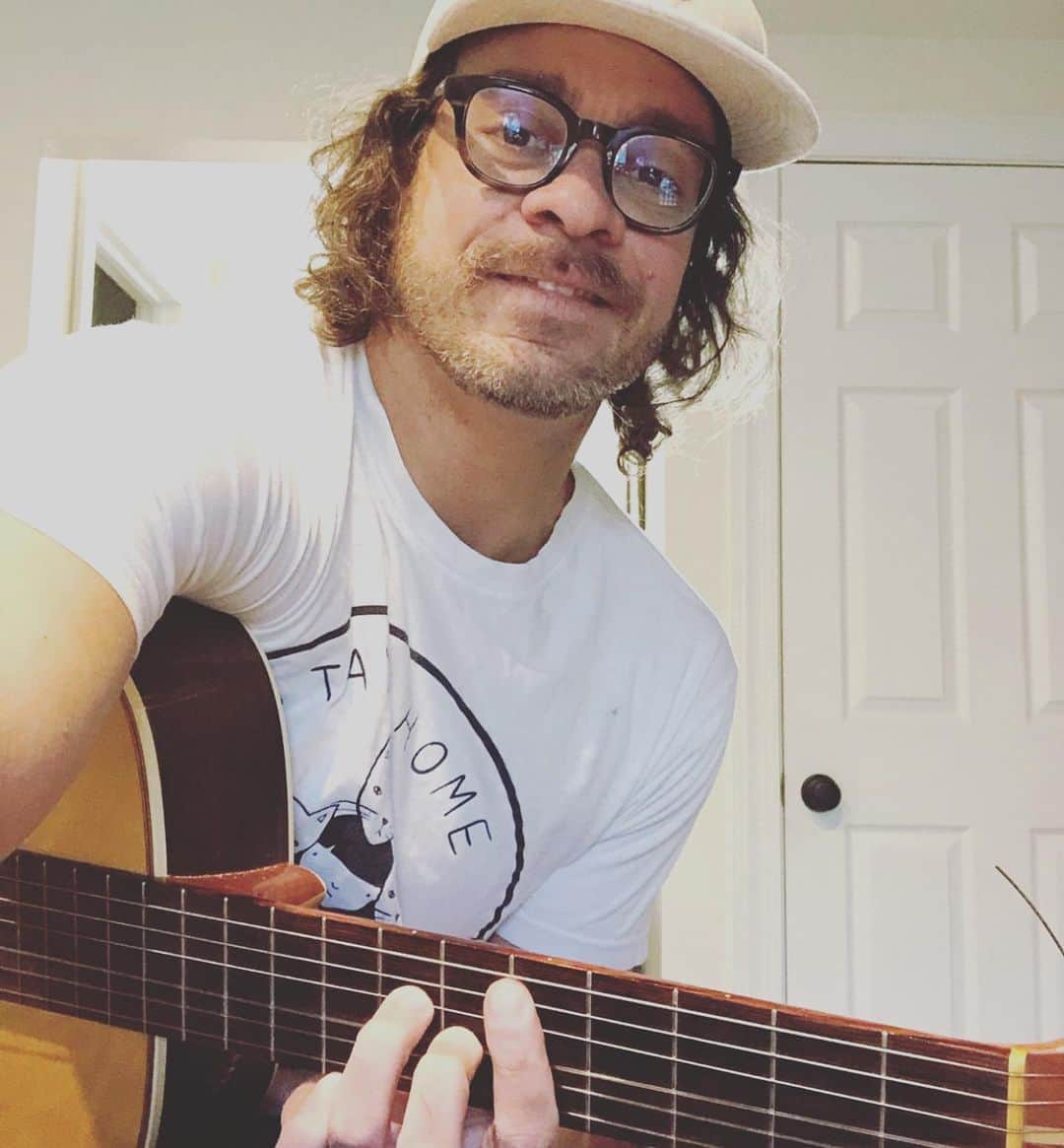 プリシラ・アーンのインスタグラム：「So excited to play some kid friendly tunes alongside this guy @am0slee live on my IG at 10am PST (soon!)」