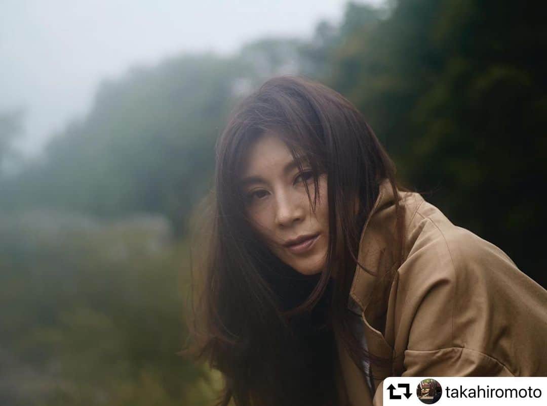 MIHOのインスタグラム：「この日は少し雨の間に晴れ間がみえたんだっけな  あぁ、そうだお蕎麦やさんの中にツバメがいたんだっけな  何年前かの写真  今はすっごい晴れで、めちゃくちゃ走り回ってる写真がいいなぁ  願望に近いな、笑  大雨の被害がこれ以上大きくならりませんように...と、願う朝  犬がお散歩に連れてけー、と、エネルギーがありあまってる感を見て雨だからねぇ、と、お伝えする  低気圧バンザイだから、ワンコも諦めてゴロゴロ  なんてことない1日の中  平穏はいつも心の中に  良い1日を  #repost @takahiromoto ・・・ 撮る、セレクト、プリント。  もう一度、自分の写真が見えてくる。 model : @27.allen_miho #mystory #photography #photodiary #photooftheday #leica #leicam」