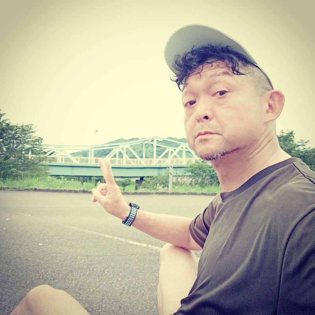松本隆博のインスタグラム：「。 今日の4セットはキツかった 💦。最後の10分はサライの メロディ頭に流して走るも、 メンタル持たず… 牛たん♪ビール♪～ 牛たん♪ビール♪～ を唱えながら走る！！！ ラスト1分はそれでも折れそう。 … 厚切り牛たん♪生ビール♪ 厚切り牛たん♪生ビール♪ と客単上げてなんとか！ 乗り切った(*^^)v(*^^)v、、  あ～しんどかた(˙◁˙)  夜からまた雨だね、、(~_~)」
