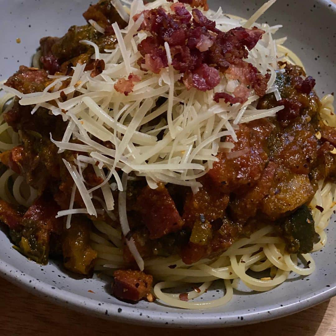 ケリスのインスタグラム：「Spaghetti puttanesca , beef bacon and shaved Parmesan. Kiss the chef ❤️」