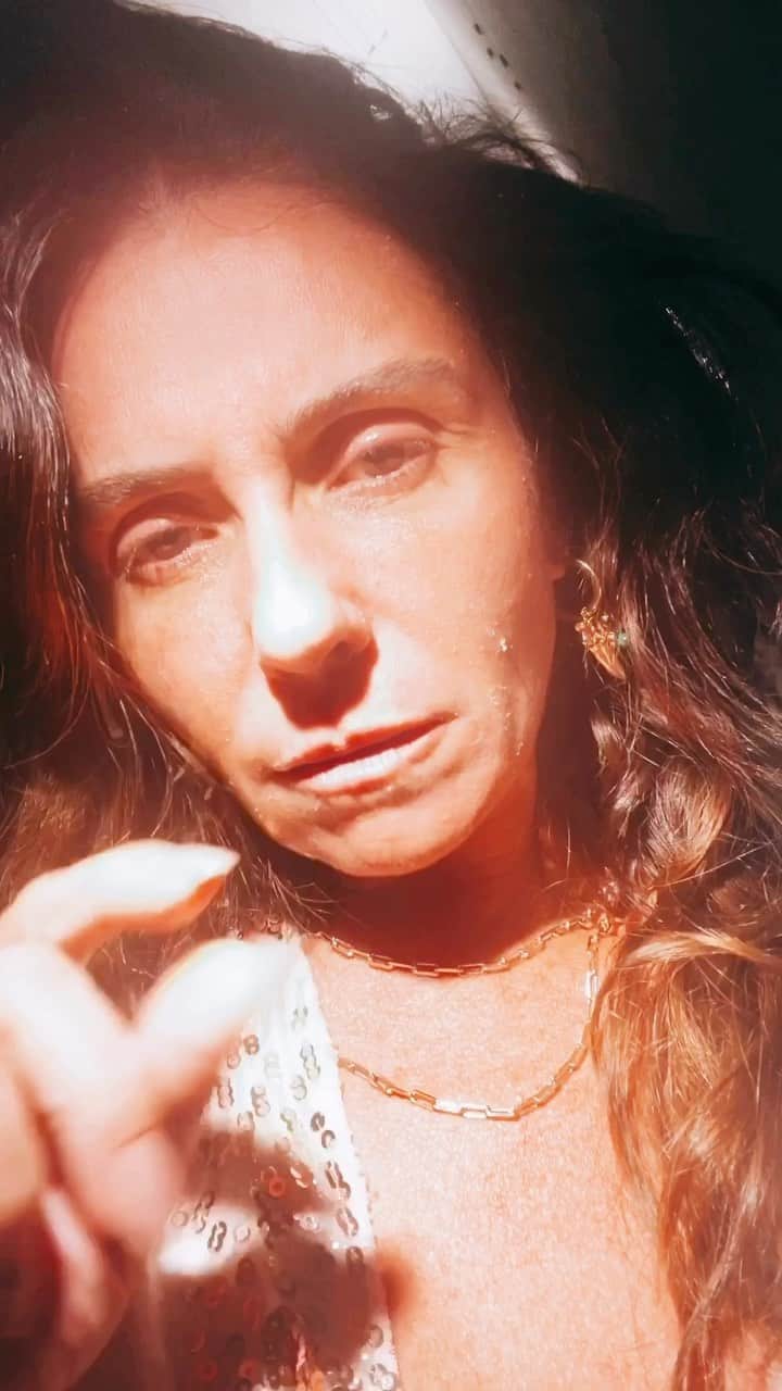Giovanna Antonelliのインスタグラム：「Sem pretensão, trago (humildemente) rsrs, meus 'experimentos' e divido com vcs, Porq não? Arte sempre. Do jeito que for.  Pra quem não conhece ela , vale a investigação, e pra quem conhece seus textos, vamos curtir juntos  sua intensidade.  Se tiverem dicas publiquem aqui!!! Vou amar. 🌹」