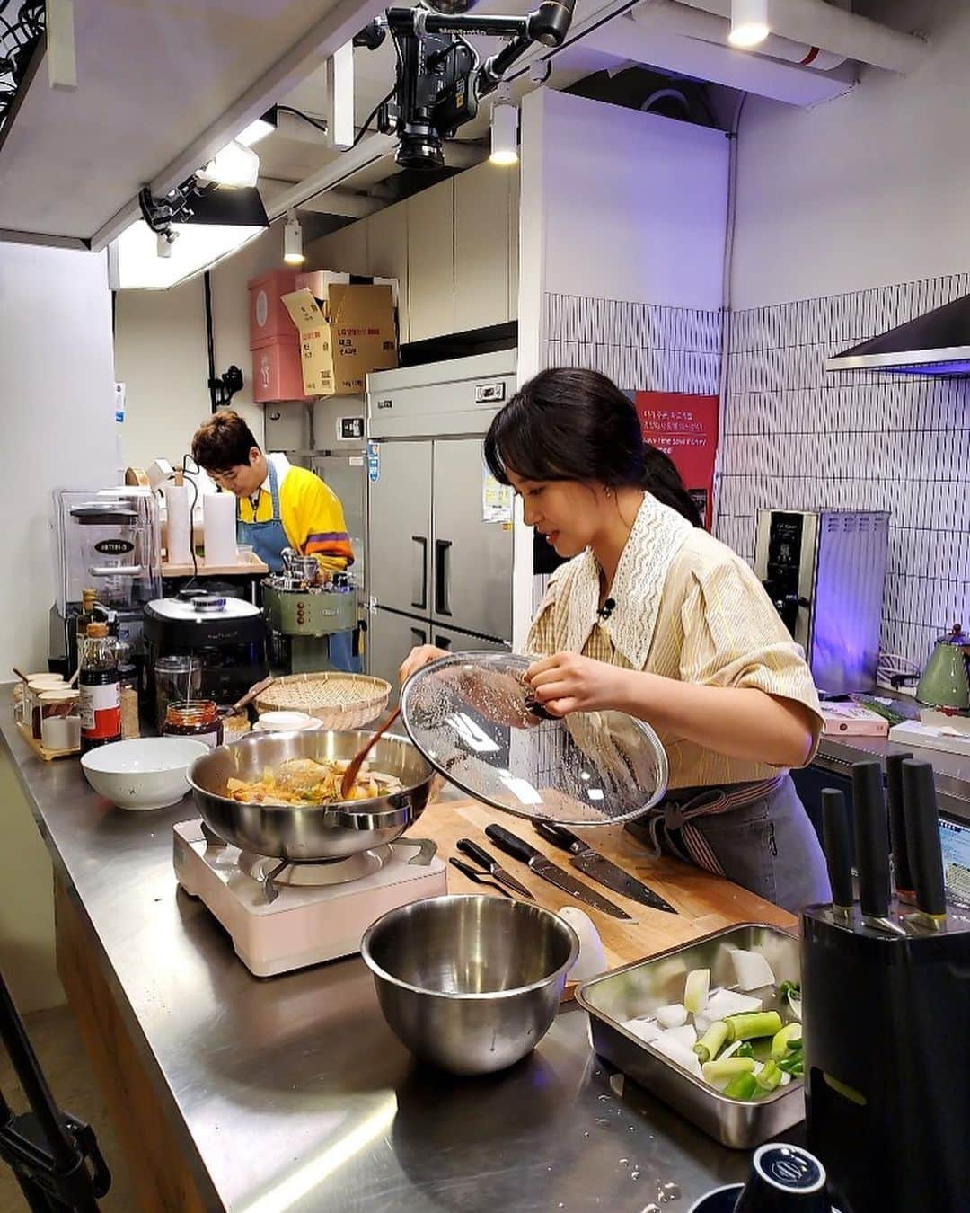 ユリ さんのインスタグラム写真 - (ユリ Instagram)「혁뚜와 함께 한 코다리 찜 완성 👩🏻‍🍳 ⠀⠀ ⠀ ⠀ ⠀ ⠀ ⠀⠀ ⠀유리한식탁 X 권혁수감성 [YOUTUBE upload✔️Check on ‘Yuri Han TV’ ] #유리한식탁#혁뚜#권씨네#권혁수감성#우당탕탕#고춧가루추가#숟가락테이스팅」7月9日 10時46分 - yulyulk