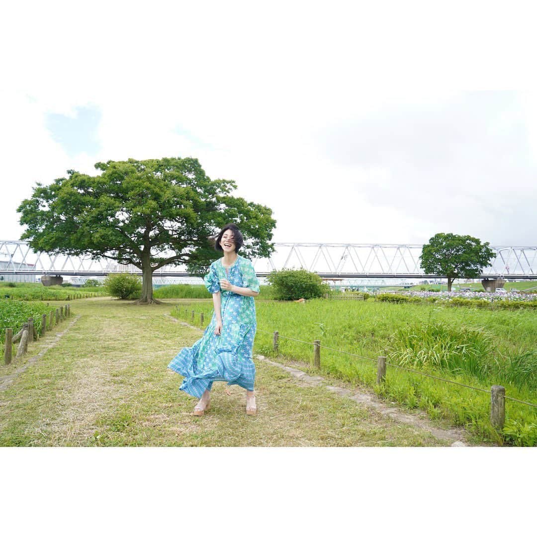 のインスタグラム：「風が強かった日。 🌳🌳🌳」