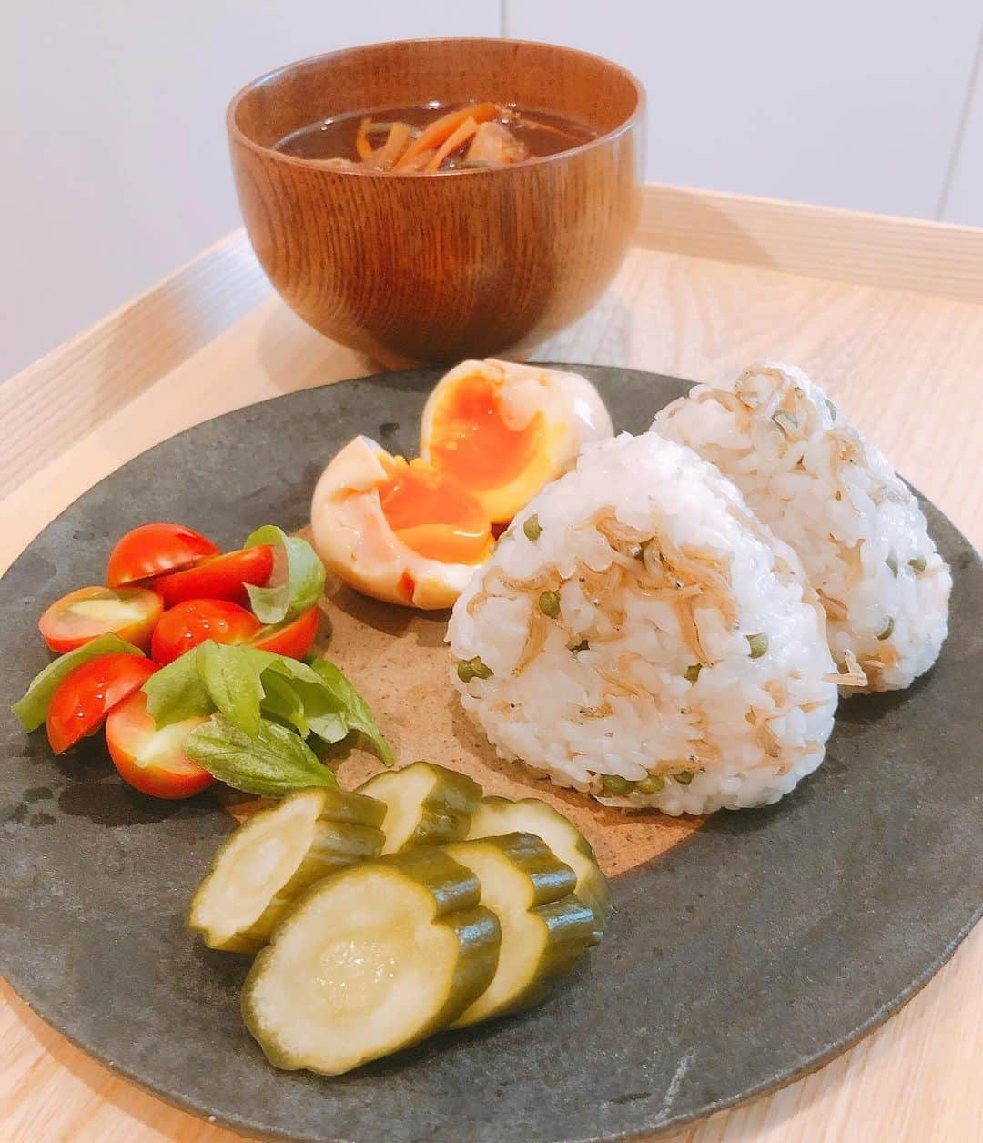 伊藤歩さんのインスタグラム写真 - (伊藤歩Instagram)「Japanese Brunch🥢🇯🇵at Home  八百屋さんで山椒の実が売っていたので、初めてちりめん山椒を作ってみました。自家製だとお腹も心も大満足✨  ・家庭菜園ミニトマトとバジル ・自家製きゅうりのぬか漬け ・自家製ちりめん山椒のおにぎり ・味付け半熟卵 ・お味噌汁  #japanesefood#simplefood#healthyfood#foodgram #homemadecooking#homegrownveggies#keephealthy#goodfoods#tokyolife#家庭菜園#ミニトマト栽培#バジル栽培#自家製#ぬか漬け#ちりめん山椒#味付け卵」7月9日 11時05分 - ayumi__ito