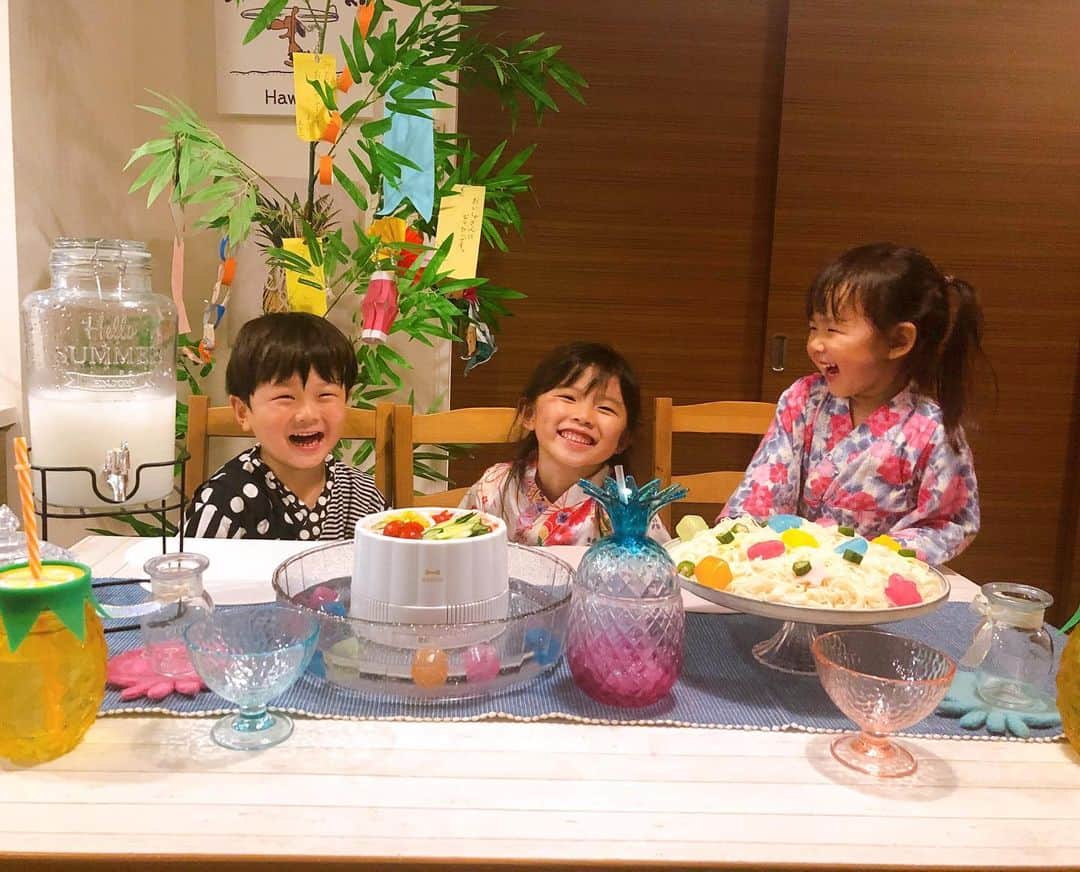 神谷美伽のインスタグラム：「✨今年の七夕🎋✨みんなで流しそうめん🐶子供たちの笑顔が可愛いすぎる！！ @hirokofudeoka ちゃんいつもありがとう✨ りとは本当はプリンセスになりたいはずなのに、去年も同じ願い事だったから今年もー？って言ってしまったら忖度して２番目になりたいお医者さん🤣笑　自分のなりたい人になってね　笑笑　とあの願い事は、来年は教えてくれるかなー✨  #七夕#願い事 #笹買ってみた#流しそうめん」