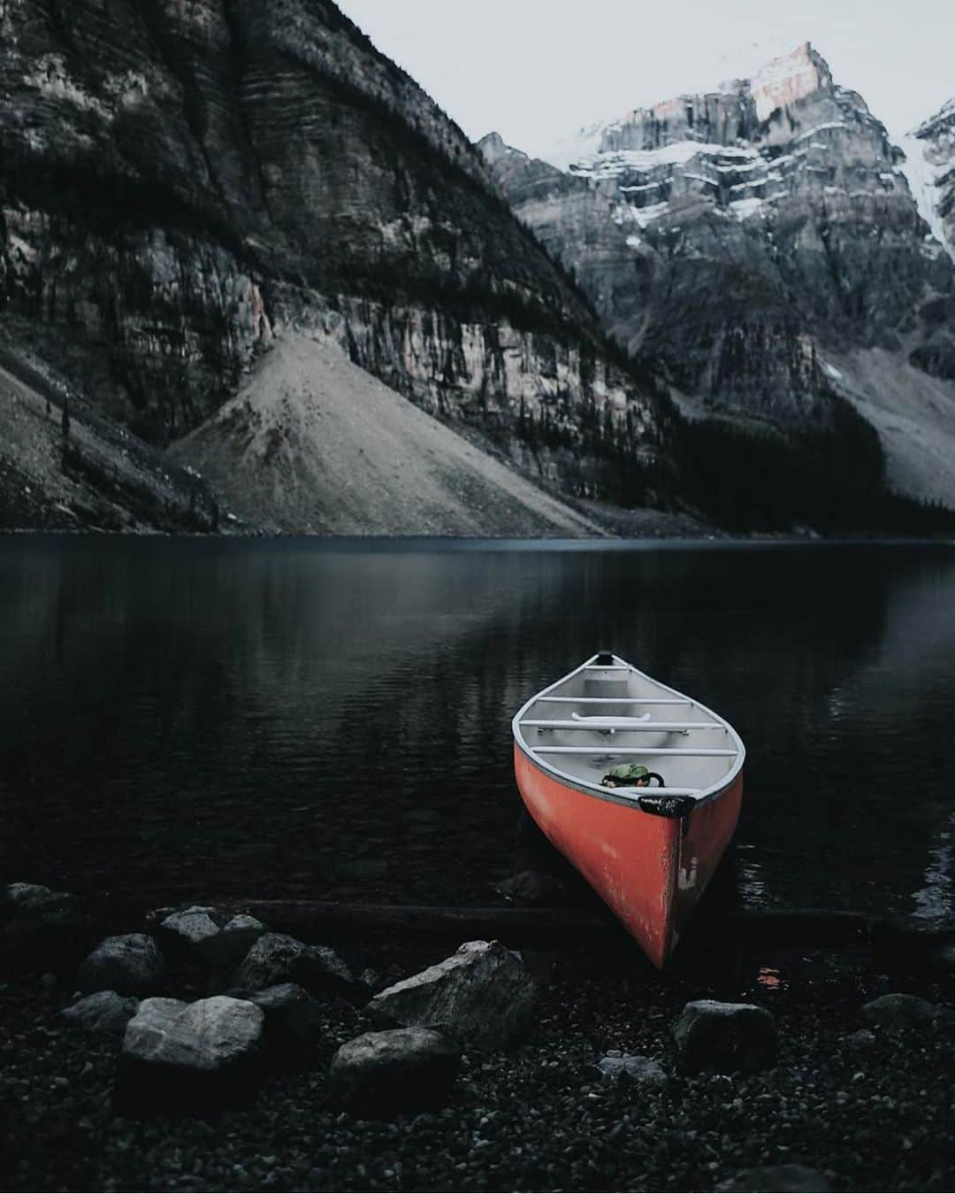 FOLKのインスタグラム：「@samciurdar makes Lake Moraine looks perfectly magical. Just like it actually is. It’s one of those places where you just stand amongst it at a total loss for words for how magical the places truly is.」