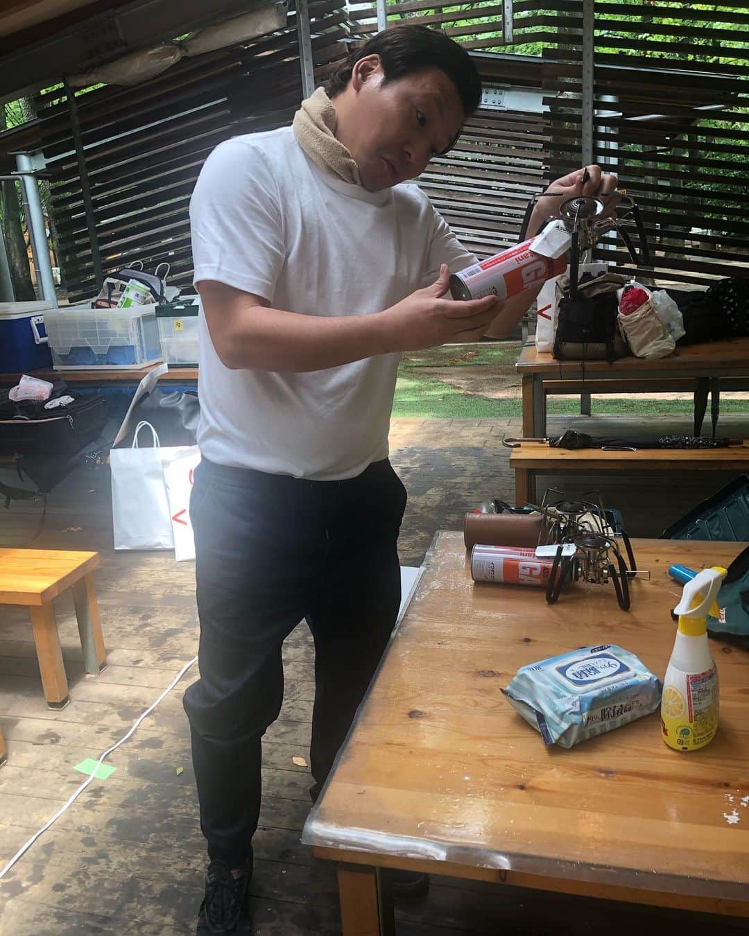 きむちゃんのインスタグラム：「ロケで用意された衣装を着るたぶっちゃん。 #芸人オーラゼロ #完全にここの係の人 #養蜂場の人にも見える #ひまわりをつけてあげて欲しいんですけど」