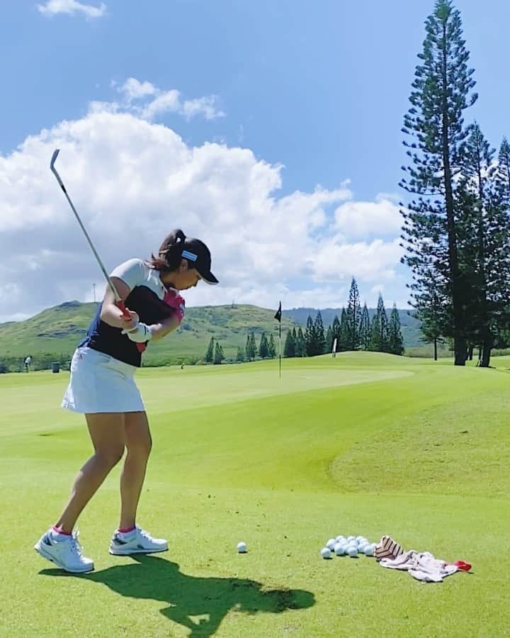 ケーシー・コモトのインスタグラム：「Drills and more drills! 🏌🏻‍♀️✨   Been spending my extended off season in Hawaii playing and practicing at a lot of different golf courses around the island! One of my favorite places (especially for short game) is @turtlebaygolf ! Can’t wait to have another practice sesh here soon! ~~~~~~~~~~~~~~~~~~~~~~~~~~~~~~~~~~~~~~  アロハ！🌺  みんなさん、お元気ですか？ 私はハワイで元気に頑張っています！早く日本に行くことを願って居ます。  それまではしっかり練習。これは私の左サイドにボディーウェイトをキープするためによく行うアプローチドリルです。 🏌🏻‍♀️⛳️ • • • #ゴルフ #女子プロ #プロゴルファー  #チャンピオンゴルフ #ハワイ #ハワイゴルフ #ゴルフドリル #championgolf #paramountbed #長寿の里 #alohastandard #masdagolf #hawaiigolf」