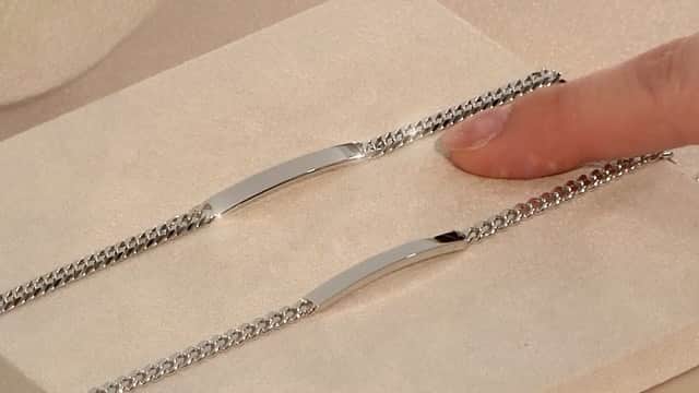 のインスタグラム：「・ 【Plate chain✨】 ・ 人気のプレートチェーンに プラチナ6面カットが新登場いたしました。  ネックレスは男性用としては短めの 45cm で 首元からちらりと見える長さを追求。  6面カットのゴージャスな煌めきが、 これから肌見せの機会が増える時期にはもちろん、 スーツや、カジュアルなスタイリングでも、 上品な印象を与えてくれます。  ぜひ爽やかな上質感を肌で感じてみてください！ ・ ・ ・ ・ #GINZATANAKA #ginzatanaka #ギンザタナカ #田中貴金属 #田中貴金属ジュエリー #summer #jewelry #K18 #Pt #GOLD #Platinum #ゴールド #プラチナ #ユニセックス #プレートチェーン #ブレスレット #ネックレス #summer」