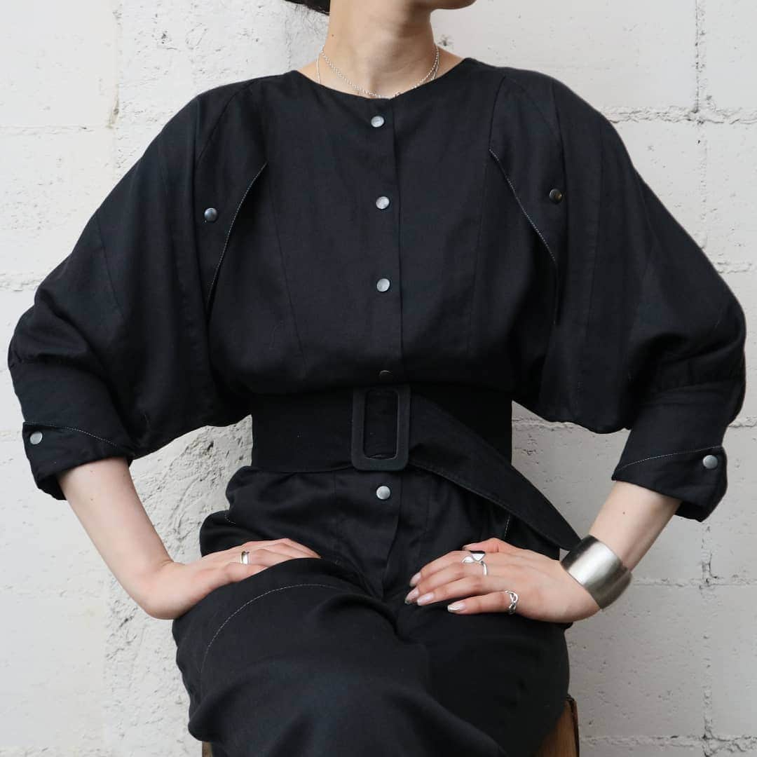 吉祥寺 古着屋 Orfeoのインスタグラム：「White Stitch Jumpsuit  #orfeo #kichijoji #tokyo #vintage #used #fashion #coordinate #outfit  新型コロナウィルス感染拡大防止策を徹底した上で営業をしております。 マスクの着用、入店時にアルコールでの消毒をお願いいたします。  お問い合わせはインスタグラムのプロフィール掲載のメールアドレスにお願いいたします。 コメント、DMでのお問い合わせは受け付けておりませんのでご了承ください。」