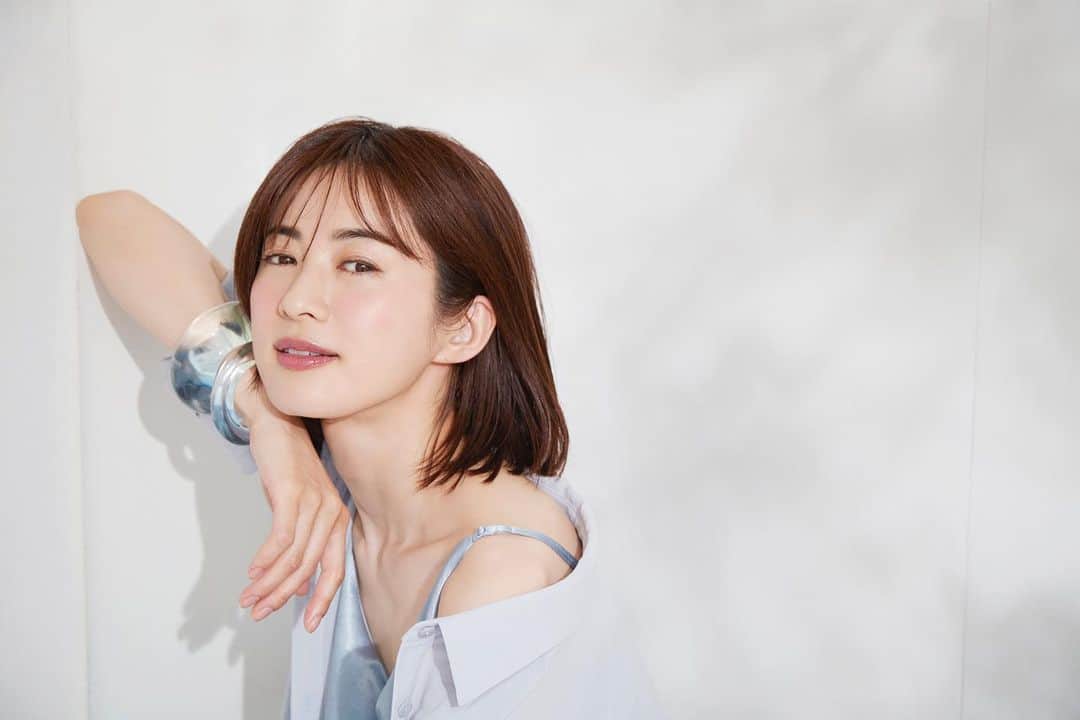 朝倉 豊のインスタグラム：「【高垣麗ちゃんと考える40代は肌、髪、メーク、すべてにツヤが必要です】 @story_love40 8月号 hairmake: @moriyukio_roi  photo: @shuashizawa (S-14) model: @reikotakagaki  composition: @meglanikai  #mywork ※詳細は誌面にて」