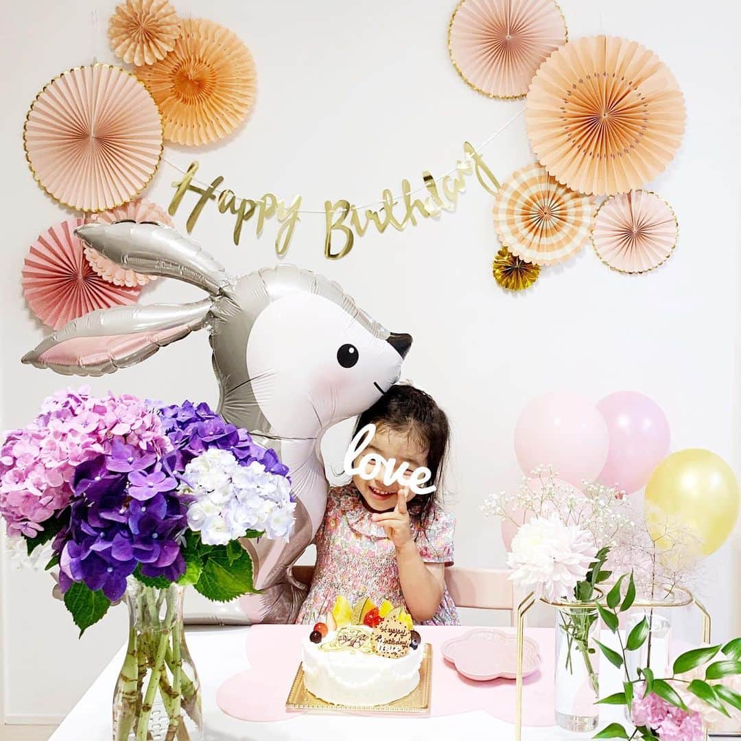 のインスタグラム：「𓇢𓆸 * 時系列ぐちゃぐちゃですが 娘の4歳のお誕生日（6月）💐˚✧₊⁎ * たまたま当日に幼稚園のお誕生日会もあり 10:00スタートで 1人だけ体操服汚して全身私服っていう いらん目立ち方してくれたおかげで ビデオも写真も撮りやすかった親思いの子♥← * おうちでは ウサギさんのバルーン浮かばせたら 長男が怒る怒る!! 5月の自分のお誕生日には 「丸い風船しかなかった🗯」と𓀿 * このバルーン 👨🏻はネズミに見えるらしいし まともなわたしは毎日楽しい☺︎← * * * #生まれてきてくれてありがとう  #4歳のお誕生日  *  * * ｡｡｡｡｡｡｡｡｡｡｡｡｡｡｡｡｡｡｡｡｡｡｡｡｡｡｡｡｡｡｡｡｡｡｡｡ さらに長くなるのでただの記録として ｡｡｡｡｡｡｡｡｡｡｡｡｡｡｡｡｡｡｡｡｡｡｡｡｡｡｡｡｡｡｡｡｡｡｡｡ ずっと 「お誕生日ケーキは冨岡しゃんがいい」 と言っていた娘👧🏻𓇢 #鬼滅の刃 話題を遠ざけたり #冨岡義勇 グッズを目につかないようにしたり 1ヶ月程かけて プリンセスの中で好きなラプンツェルへ誘導… 無事成功したｰｰｰ💐」