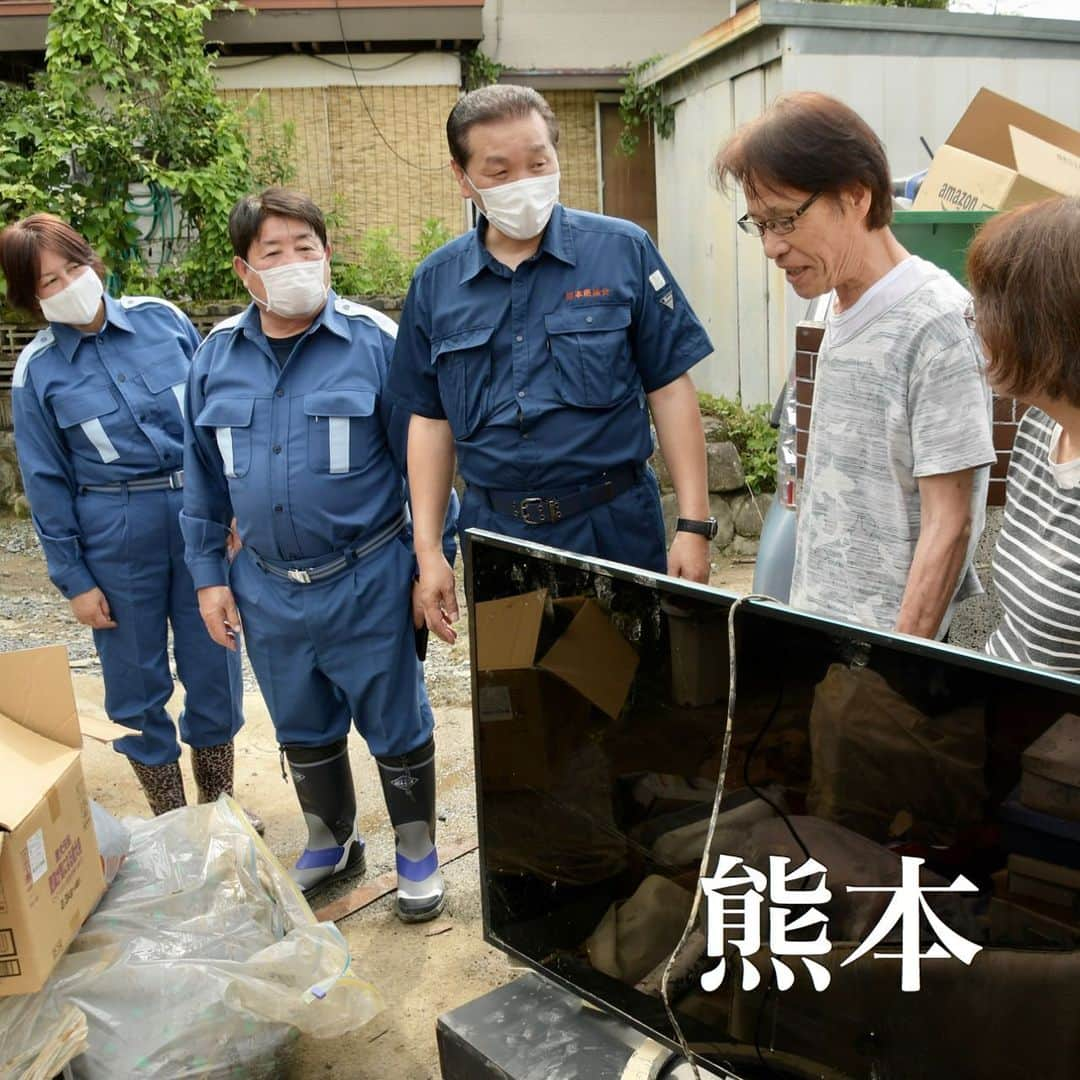 公明党さんのインスタグラム写真 - (公明党Instagram)「﻿ 豪雨被害拡大﻿ 氾濫、土砂崩れ相次ぐ﻿ ﻿ 岐阜、長野に一時特別警報﻿ 公明、被災地で激励﻿ ﻿ 　活発な梅雨前線による大雨は西日本から東日本に広がり、気象庁は８日午前６時半に岐阜県、同６時４３分に長野県のそれぞれ一部地域に大雨特別警報を発表した。同１１時４０分には警報に切り替えたが、両県とも過去数日間で記録的な雨量になっており、土砂災害や河川の氾濫、低地の浸水に引き続き厳重に警戒するよう呼び掛けている。大雨特別警報の対象は、岐阜県が下呂市や中津川市など６市、長野県が松本市や飯田市など１４市町村だった。国土交通省などは８日午前７時１０分に下呂市で飛驒川が氾濫したと発表。８日未明には大分県由布市の大分川、同県日田市の筑後川が一時、氾濫した。大雨特別警報は４日に熊本、鹿児島両県、６日から７日にかけて福岡、佐賀、長崎各県に一時発表されており、これで計７県となった。死者は熊本、福岡両県で計５６人が確認され、行方不明者は九州各県で１７人に上る。公明党長野県本部と岐阜県本部は８日、県代表を本部長とする災害対策本部をそれぞれ設置した。﻿ ﻿ ﻿ 　【長野】党長野県本部の太田昌孝代表（衆院議員）と中川宏昌幹事長（県議）らは８日、記録的な大雨により被害が発生した安曇野市などに急行した。﻿ ﻿ 　安曇野市では、信濃川水系の一級河川・犀川が「氾濫危険水位」に達した。一行は、浸水被害が発生した明科地域を調査。増水した犀川から農業用水路への逆流を防ぐための「樋門」を閉じたことで内水氾濫が起こり、周辺の水田が冠水したほか家屋の床下浸水被害も出て、ポンプを使った排水作業が進められていた。太田県代表は、「不安定な天候が続く。被害状況に注視しながら迅速な災害対応を行っていく」と語った。﻿ ﻿ 　このほか生坂村で藤沢泰彦村長と会い、土砂崩落で全面通行止めとなった国道１９号の状況などを聞いた。﻿ ﻿ 　【福岡】公明党の下野六太参院議員は８日、猛烈な雨に襲われた朝倉、うきはの両市を訪れ、被害状況を確認した。これには、浜崎達也県幹事長（県議）、地元市議らが同行した。﻿ ﻿ 　一行は朝倉市で、桂川の水があふれて堤防を越えた地域を視察。田んぼが水没し、土砂が流入した同地域の住民を激励した。﻿ ﻿ 　うきは市では、髙木典雄市長と意見交換を行った後、筑後川の氾濫により深刻な浸水被害を受けた温泉旅館を訪問。旅館経営者は、「あっという間に水位が１階の天井に達し、風呂場やキッチンが水没してしまった」と窮状を訴えた。﻿ ﻿ 　下野氏は、「党のネットワークを生かし、一日も早い復旧・復興に全力で取り組んでいく」と語った。﻿ ﻿ 　【長崎】公明党の秋野公造参院議員は８日、記録的な豪雨に見舞われ浸水被害が頻発した大村市を訪れ、被災現場を調査した。麻生隆、宮本法広両県議、田中博文、竹森学両市議が同行した。﻿ ﻿ 　秋野氏は園田裕史市長らから、市内では少なくとも六つの河川が氾濫し、その被災状況などの説明を受け、冠水した国道３４号や護岸が崩落した佐奈河内川や郡川などを視察。その後、床上浸水の被害に遭った住民宅などを訪問し激励に回った。﻿ ﻿ 　秋野氏は「国・地方で連携し一日も早い復旧・支援に全力を注ぐ」と語った。﻿ ﻿ 　【熊本】公明党の本田雄三県議は８日、荒尾市を訪れ、被災現場の調査と被災者の激励に当たった。俣川勝範、中野美智子の両市議が同行した。﻿ ﻿ 　本田県議らは、同市下井手の被災者宅を訪問し、家具の撤去作業に当たる住民らを激励。自宅が床上浸水の被害に遭った男性は、「電化製品も布団も、ほとんど全滅です」と厳しい状況を説明した。同地域は過去にも浸水したことがあるが、今回が一番被害が大きかったという。﻿ ﻿ 　本田県議らは、「床上浸水か床下浸水か、など被害状況に応じ、全力で支援を進めていきたい」と語った。﻿ ﻿  　﻿ （7/9付　公明新聞記事📝）﻿ ﻿ #豪雨﻿ #防災減災﻿ #公明党﻿ #小さな声を聴く力﻿ #山口なつお﻿ #KOMEITO﻿ ﻿」7月9日 11時37分 - komei.jp