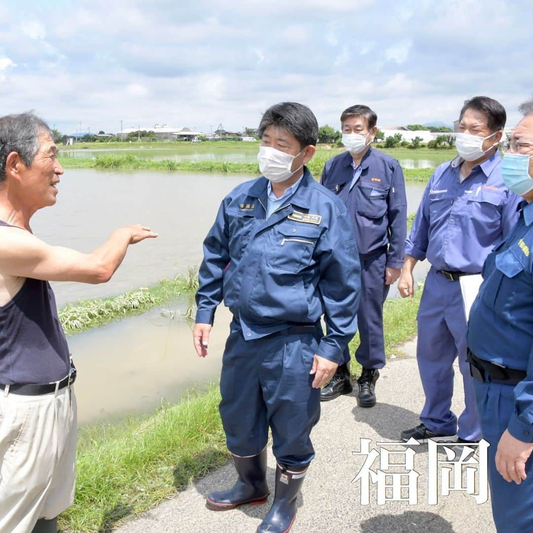 公明党さんのインスタグラム写真 - (公明党Instagram)「﻿ 豪雨被害拡大﻿ 氾濫、土砂崩れ相次ぐ﻿ ﻿ 岐阜、長野に一時特別警報﻿ 公明、被災地で激励﻿ ﻿ 　活発な梅雨前線による大雨は西日本から東日本に広がり、気象庁は８日午前６時半に岐阜県、同６時４３分に長野県のそれぞれ一部地域に大雨特別警報を発表した。同１１時４０分には警報に切り替えたが、両県とも過去数日間で記録的な雨量になっており、土砂災害や河川の氾濫、低地の浸水に引き続き厳重に警戒するよう呼び掛けている。大雨特別警報の対象は、岐阜県が下呂市や中津川市など６市、長野県が松本市や飯田市など１４市町村だった。国土交通省などは８日午前７時１０分に下呂市で飛驒川が氾濫したと発表。８日未明には大分県由布市の大分川、同県日田市の筑後川が一時、氾濫した。大雨特別警報は４日に熊本、鹿児島両県、６日から７日にかけて福岡、佐賀、長崎各県に一時発表されており、これで計７県となった。死者は熊本、福岡両県で計５６人が確認され、行方不明者は九州各県で１７人に上る。公明党長野県本部と岐阜県本部は８日、県代表を本部長とする災害対策本部をそれぞれ設置した。﻿ ﻿ ﻿ 　【長野】党長野県本部の太田昌孝代表（衆院議員）と中川宏昌幹事長（県議）らは８日、記録的な大雨により被害が発生した安曇野市などに急行した。﻿ ﻿ 　安曇野市では、信濃川水系の一級河川・犀川が「氾濫危険水位」に達した。一行は、浸水被害が発生した明科地域を調査。増水した犀川から農業用水路への逆流を防ぐための「樋門」を閉じたことで内水氾濫が起こり、周辺の水田が冠水したほか家屋の床下浸水被害も出て、ポンプを使った排水作業が進められていた。太田県代表は、「不安定な天候が続く。被害状況に注視しながら迅速な災害対応を行っていく」と語った。﻿ ﻿ 　このほか生坂村で藤沢泰彦村長と会い、土砂崩落で全面通行止めとなった国道１９号の状況などを聞いた。﻿ ﻿ 　【福岡】公明党の下野六太参院議員は８日、猛烈な雨に襲われた朝倉、うきはの両市を訪れ、被害状況を確認した。これには、浜崎達也県幹事長（県議）、地元市議らが同行した。﻿ ﻿ 　一行は朝倉市で、桂川の水があふれて堤防を越えた地域を視察。田んぼが水没し、土砂が流入した同地域の住民を激励した。﻿ ﻿ 　うきは市では、髙木典雄市長と意見交換を行った後、筑後川の氾濫により深刻な浸水被害を受けた温泉旅館を訪問。旅館経営者は、「あっという間に水位が１階の天井に達し、風呂場やキッチンが水没してしまった」と窮状を訴えた。﻿ ﻿ 　下野氏は、「党のネットワークを生かし、一日も早い復旧・復興に全力で取り組んでいく」と語った。﻿ ﻿ 　【長崎】公明党の秋野公造参院議員は８日、記録的な豪雨に見舞われ浸水被害が頻発した大村市を訪れ、被災現場を調査した。麻生隆、宮本法広両県議、田中博文、竹森学両市議が同行した。﻿ ﻿ 　秋野氏は園田裕史市長らから、市内では少なくとも六つの河川が氾濫し、その被災状況などの説明を受け、冠水した国道３４号や護岸が崩落した佐奈河内川や郡川などを視察。その後、床上浸水の被害に遭った住民宅などを訪問し激励に回った。﻿ ﻿ 　秋野氏は「国・地方で連携し一日も早い復旧・支援に全力を注ぐ」と語った。﻿ ﻿ 　【熊本】公明党の本田雄三県議は８日、荒尾市を訪れ、被災現場の調査と被災者の激励に当たった。俣川勝範、中野美智子の両市議が同行した。﻿ ﻿ 　本田県議らは、同市下井手の被災者宅を訪問し、家具の撤去作業に当たる住民らを激励。自宅が床上浸水の被害に遭った男性は、「電化製品も布団も、ほとんど全滅です」と厳しい状況を説明した。同地域は過去にも浸水したことがあるが、今回が一番被害が大きかったという。﻿ ﻿ 　本田県議らは、「床上浸水か床下浸水か、など被害状況に応じ、全力で支援を進めていきたい」と語った。﻿ ﻿  　﻿ （7/9付　公明新聞記事📝）﻿ ﻿ #豪雨﻿ #防災減災﻿ #公明党﻿ #小さな声を聴く力﻿ #山口なつお﻿ #KOMEITO﻿ ﻿」7月9日 11時37分 - komei.jp