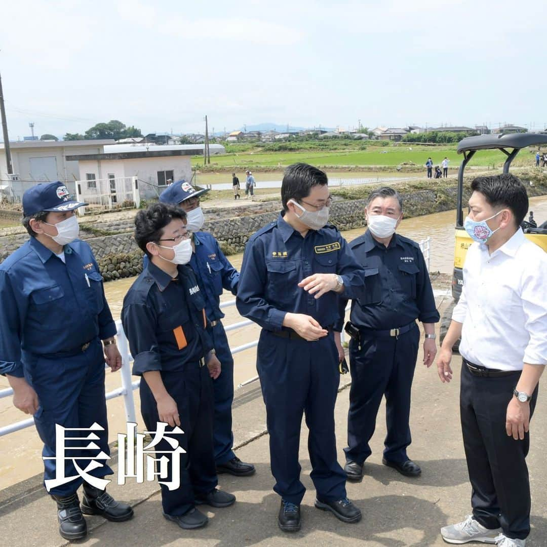 公明党さんのインスタグラム写真 - (公明党Instagram)「﻿ 豪雨被害拡大﻿ 氾濫、土砂崩れ相次ぐ﻿ ﻿ 岐阜、長野に一時特別警報﻿ 公明、被災地で激励﻿ ﻿ 　活発な梅雨前線による大雨は西日本から東日本に広がり、気象庁は８日午前６時半に岐阜県、同６時４３分に長野県のそれぞれ一部地域に大雨特別警報を発表した。同１１時４０分には警報に切り替えたが、両県とも過去数日間で記録的な雨量になっており、土砂災害や河川の氾濫、低地の浸水に引き続き厳重に警戒するよう呼び掛けている。大雨特別警報の対象は、岐阜県が下呂市や中津川市など６市、長野県が松本市や飯田市など１４市町村だった。国土交通省などは８日午前７時１０分に下呂市で飛驒川が氾濫したと発表。８日未明には大分県由布市の大分川、同県日田市の筑後川が一時、氾濫した。大雨特別警報は４日に熊本、鹿児島両県、６日から７日にかけて福岡、佐賀、長崎各県に一時発表されており、これで計７県となった。死者は熊本、福岡両県で計５６人が確認され、行方不明者は九州各県で１７人に上る。公明党長野県本部と岐阜県本部は８日、県代表を本部長とする災害対策本部をそれぞれ設置した。﻿ ﻿ ﻿ 　【長野】党長野県本部の太田昌孝代表（衆院議員）と中川宏昌幹事長（県議）らは８日、記録的な大雨により被害が発生した安曇野市などに急行した。﻿ ﻿ 　安曇野市では、信濃川水系の一級河川・犀川が「氾濫危険水位」に達した。一行は、浸水被害が発生した明科地域を調査。増水した犀川から農業用水路への逆流を防ぐための「樋門」を閉じたことで内水氾濫が起こり、周辺の水田が冠水したほか家屋の床下浸水被害も出て、ポンプを使った排水作業が進められていた。太田県代表は、「不安定な天候が続く。被害状況に注視しながら迅速な災害対応を行っていく」と語った。﻿ ﻿ 　このほか生坂村で藤沢泰彦村長と会い、土砂崩落で全面通行止めとなった国道１９号の状況などを聞いた。﻿ ﻿ 　【福岡】公明党の下野六太参院議員は８日、猛烈な雨に襲われた朝倉、うきはの両市を訪れ、被害状況を確認した。これには、浜崎達也県幹事長（県議）、地元市議らが同行した。﻿ ﻿ 　一行は朝倉市で、桂川の水があふれて堤防を越えた地域を視察。田んぼが水没し、土砂が流入した同地域の住民を激励した。﻿ ﻿ 　うきは市では、髙木典雄市長と意見交換を行った後、筑後川の氾濫により深刻な浸水被害を受けた温泉旅館を訪問。旅館経営者は、「あっという間に水位が１階の天井に達し、風呂場やキッチンが水没してしまった」と窮状を訴えた。﻿ ﻿ 　下野氏は、「党のネットワークを生かし、一日も早い復旧・復興に全力で取り組んでいく」と語った。﻿ ﻿ 　【長崎】公明党の秋野公造参院議員は８日、記録的な豪雨に見舞われ浸水被害が頻発した大村市を訪れ、被災現場を調査した。麻生隆、宮本法広両県議、田中博文、竹森学両市議が同行した。﻿ ﻿ 　秋野氏は園田裕史市長らから、市内では少なくとも六つの河川が氾濫し、その被災状況などの説明を受け、冠水した国道３４号や護岸が崩落した佐奈河内川や郡川などを視察。その後、床上浸水の被害に遭った住民宅などを訪問し激励に回った。﻿ ﻿ 　秋野氏は「国・地方で連携し一日も早い復旧・支援に全力を注ぐ」と語った。﻿ ﻿ 　【熊本】公明党の本田雄三県議は８日、荒尾市を訪れ、被災現場の調査と被災者の激励に当たった。俣川勝範、中野美智子の両市議が同行した。﻿ ﻿ 　本田県議らは、同市下井手の被災者宅を訪問し、家具の撤去作業に当たる住民らを激励。自宅が床上浸水の被害に遭った男性は、「電化製品も布団も、ほとんど全滅です」と厳しい状況を説明した。同地域は過去にも浸水したことがあるが、今回が一番被害が大きかったという。﻿ ﻿ 　本田県議らは、「床上浸水か床下浸水か、など被害状況に応じ、全力で支援を進めていきたい」と語った。﻿ ﻿  　﻿ （7/9付　公明新聞記事📝）﻿ ﻿ #豪雨﻿ #防災減災﻿ #公明党﻿ #小さな声を聴く力﻿ #山口なつお﻿ #KOMEITO﻿ ﻿」7月9日 11時37分 - komei.jp