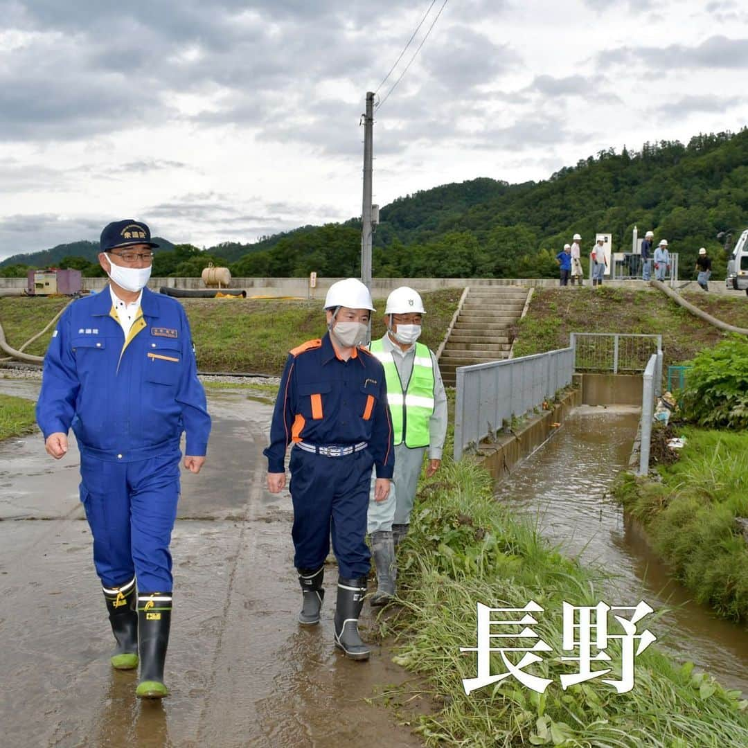 公明党さんのインスタグラム写真 - (公明党Instagram)「﻿ 豪雨被害拡大﻿ 氾濫、土砂崩れ相次ぐ﻿ ﻿ 岐阜、長野に一時特別警報﻿ 公明、被災地で激励﻿ ﻿ 　活発な梅雨前線による大雨は西日本から東日本に広がり、気象庁は８日午前６時半に岐阜県、同６時４３分に長野県のそれぞれ一部地域に大雨特別警報を発表した。同１１時４０分には警報に切り替えたが、両県とも過去数日間で記録的な雨量になっており、土砂災害や河川の氾濫、低地の浸水に引き続き厳重に警戒するよう呼び掛けている。大雨特別警報の対象は、岐阜県が下呂市や中津川市など６市、長野県が松本市や飯田市など１４市町村だった。国土交通省などは８日午前７時１０分に下呂市で飛驒川が氾濫したと発表。８日未明には大分県由布市の大分川、同県日田市の筑後川が一時、氾濫した。大雨特別警報は４日に熊本、鹿児島両県、６日から７日にかけて福岡、佐賀、長崎各県に一時発表されており、これで計７県となった。死者は熊本、福岡両県で計５６人が確認され、行方不明者は九州各県で１７人に上る。公明党長野県本部と岐阜県本部は８日、県代表を本部長とする災害対策本部をそれぞれ設置した。﻿ ﻿ ﻿ 　【長野】党長野県本部の太田昌孝代表（衆院議員）と中川宏昌幹事長（県議）らは８日、記録的な大雨により被害が発生した安曇野市などに急行した。﻿ ﻿ 　安曇野市では、信濃川水系の一級河川・犀川が「氾濫危険水位」に達した。一行は、浸水被害が発生した明科地域を調査。増水した犀川から農業用水路への逆流を防ぐための「樋門」を閉じたことで内水氾濫が起こり、周辺の水田が冠水したほか家屋の床下浸水被害も出て、ポンプを使った排水作業が進められていた。太田県代表は、「不安定な天候が続く。被害状況に注視しながら迅速な災害対応を行っていく」と語った。﻿ ﻿ 　このほか生坂村で藤沢泰彦村長と会い、土砂崩落で全面通行止めとなった国道１９号の状況などを聞いた。﻿ ﻿ 　【福岡】公明党の下野六太参院議員は８日、猛烈な雨に襲われた朝倉、うきはの両市を訪れ、被害状況を確認した。これには、浜崎達也県幹事長（県議）、地元市議らが同行した。﻿ ﻿ 　一行は朝倉市で、桂川の水があふれて堤防を越えた地域を視察。田んぼが水没し、土砂が流入した同地域の住民を激励した。﻿ ﻿ 　うきは市では、髙木典雄市長と意見交換を行った後、筑後川の氾濫により深刻な浸水被害を受けた温泉旅館を訪問。旅館経営者は、「あっという間に水位が１階の天井に達し、風呂場やキッチンが水没してしまった」と窮状を訴えた。﻿ ﻿ 　下野氏は、「党のネットワークを生かし、一日も早い復旧・復興に全力で取り組んでいく」と語った。﻿ ﻿ 　【長崎】公明党の秋野公造参院議員は８日、記録的な豪雨に見舞われ浸水被害が頻発した大村市を訪れ、被災現場を調査した。麻生隆、宮本法広両県議、田中博文、竹森学両市議が同行した。﻿ ﻿ 　秋野氏は園田裕史市長らから、市内では少なくとも六つの河川が氾濫し、その被災状況などの説明を受け、冠水した国道３４号や護岸が崩落した佐奈河内川や郡川などを視察。その後、床上浸水の被害に遭った住民宅などを訪問し激励に回った。﻿ ﻿ 　秋野氏は「国・地方で連携し一日も早い復旧・支援に全力を注ぐ」と語った。﻿ ﻿ 　【熊本】公明党の本田雄三県議は８日、荒尾市を訪れ、被災現場の調査と被災者の激励に当たった。俣川勝範、中野美智子の両市議が同行した。﻿ ﻿ 　本田県議らは、同市下井手の被災者宅を訪問し、家具の撤去作業に当たる住民らを激励。自宅が床上浸水の被害に遭った男性は、「電化製品も布団も、ほとんど全滅です」と厳しい状況を説明した。同地域は過去にも浸水したことがあるが、今回が一番被害が大きかったという。﻿ ﻿ 　本田県議らは、「床上浸水か床下浸水か、など被害状況に応じ、全力で支援を進めていきたい」と語った。﻿ ﻿  　﻿ （7/9付　公明新聞記事📝）﻿ ﻿ #豪雨﻿ #防災減災﻿ #公明党﻿ #小さな声を聴く力﻿ #山口なつお﻿ #KOMEITO﻿ ﻿」7月9日 11時37分 - komei.jp