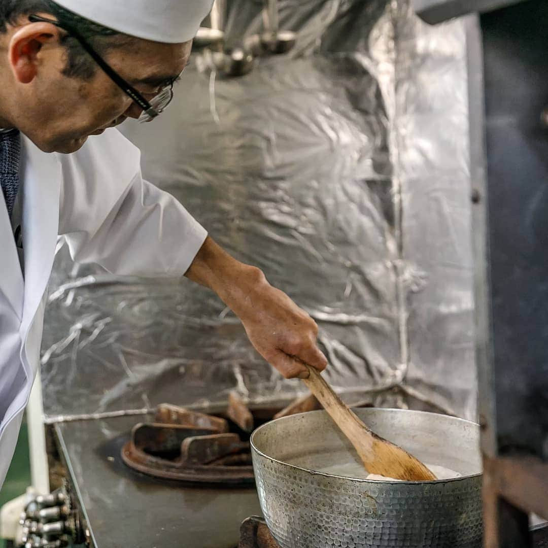 菊水楼公式アカウントのインスタグラム：「﻿ 手作りの胡麻豆腐 // 料亭菊水楼﻿ 吉野本葛を使用した胡麻豆腐は、﻿ 毎朝調理場で練り上げられています。﻿ ＊﻿ Handmade sesame curd tofu // KIKUSUIRO﻿ "Goma-doufu"-crushed sesame seeds boiled in﻿ water and chilled like tofu.  Always "homemade"﻿ every morning and served in Japanese restaurant.﻿ ＊﻿ @osaka_laviephotography﻿ @the_kikusuiro_narapark﻿ #japan #nara #kikusuiro #narapark #naradeerpark #trip #travel #narajapan #お顔合わせ #奈良﻿ #ならまち #菊水楼 #奈良グルメ #奈良公園 #和食 ﻿#胡麻豆腐 #吉野本葛 #手作り #おうちで奈良旅」