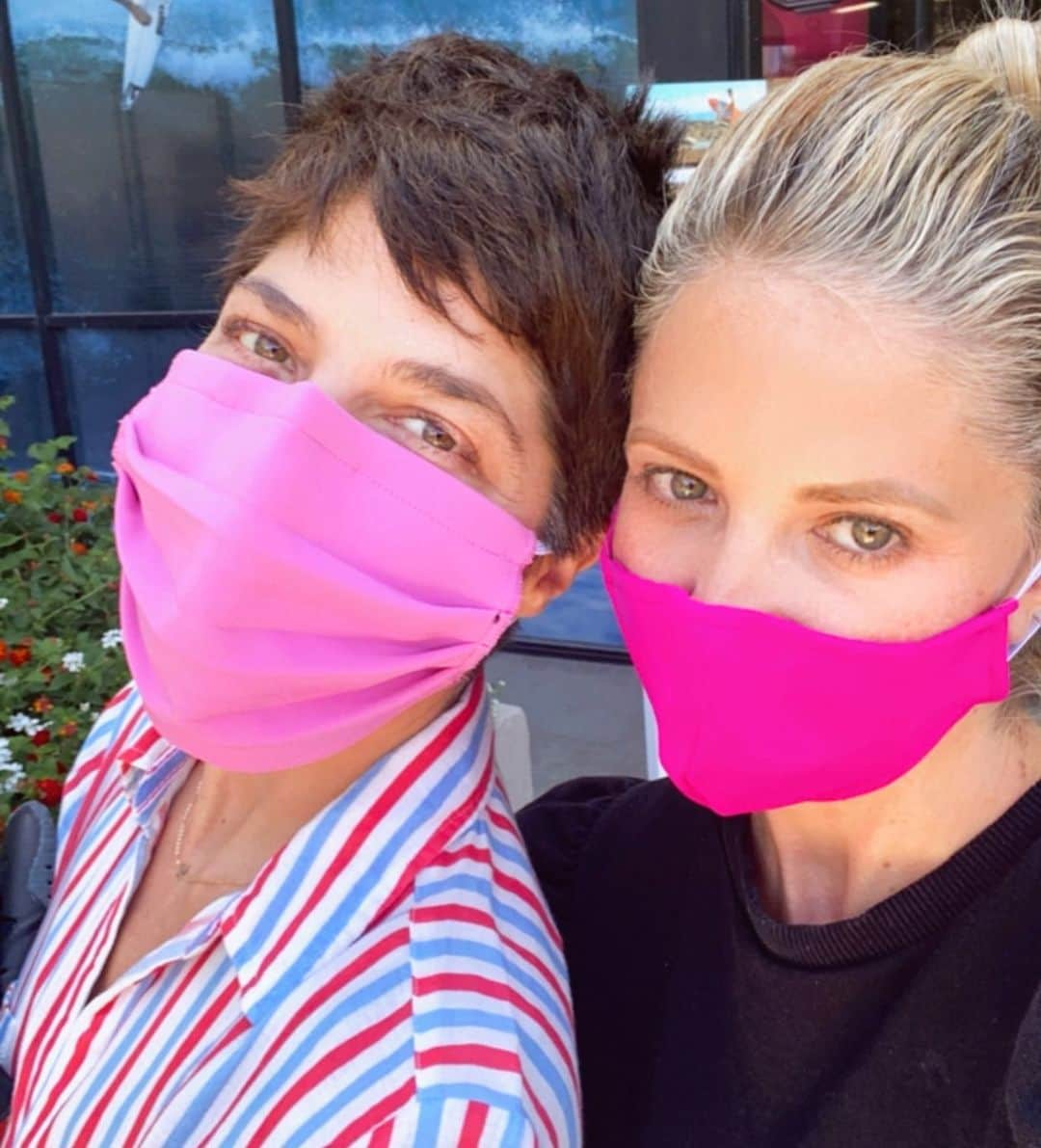 サラ・ミシェル・ゲラーさんのインスタグラム写真 - (サラ・ミシェル・ゲラーInstagram)「If you have crazy friends, you have everything. Well then @selmablair I have EVERYTHING. Thank you @csiriano for making us these masks, that are not only  stylish and comfortable, but more importantly,  that make sure I can keep Selma (and everyone else myself included) safe. (Well as safe as possible during these trying times) Not being able to spend time with my loved ones has truly been so hard for me, that I appreciate these moments so intensely. #youractionssavelives」7月9日 11時47分 - sarahmgellar