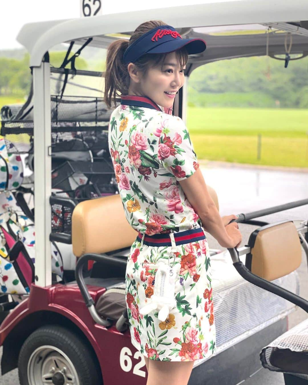 佐野真彩さんのインスタグラム写真 - (佐野真彩Instagram)「先日投稿した、レインウェアを脱いだバージョン📷﻿🏌️‍♀️✨ ﻿ ゴルフウェアはスカートを履くことが多いので、ワンピース型のレインウェアにしたよ☺️﻿ ﻿ ゴルフウェアは　@kissonthegreen 🎀﻿ ここのウェアは昔からよく着ているんですが、可愛いデザインは勿論のこと、スカートがインナーパンツ付きだったり、スカートの丈長めがあったり（背が高いのでこれが何気に嬉しい）とラウンド中のことも考えて作られているのが本当に気に入っています😍﻿ コスパも良い〜🥺✨通販で買っています☺️﻿ ﻿ ﻿ #キスオンザグリーン #golf #ゴルフウェア　#ゴルフ　#golfwear #ゴルフ場　#デイスターゴルフクラブ #ゴルフ大好き　#ゴルフファッション　#雨の日ゴルフファッション　#kissonthegreen」7月9日 11時48分 - sano.maya