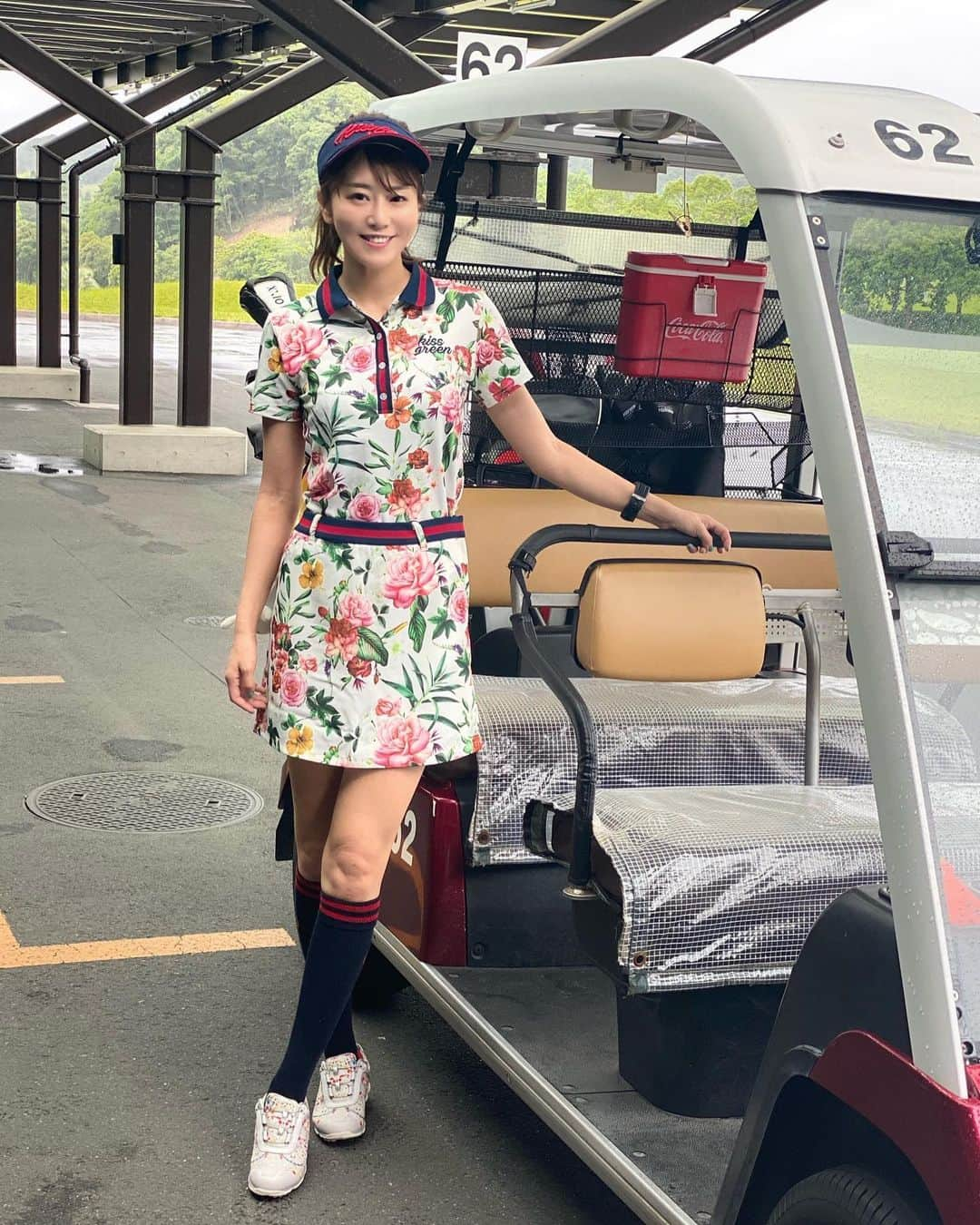 佐野真彩さんのインスタグラム写真 - (佐野真彩Instagram)「先日投稿した、レインウェアを脱いだバージョン📷﻿🏌️‍♀️✨ ﻿ ゴルフウェアはスカートを履くことが多いので、ワンピース型のレインウェアにしたよ☺️﻿ ﻿ ゴルフウェアは　@kissonthegreen 🎀﻿ ここのウェアは昔からよく着ているんですが、可愛いデザインは勿論のこと、スカートがインナーパンツ付きだったり、スカートの丈長めがあったり（背が高いのでこれが何気に嬉しい）とラウンド中のことも考えて作られているのが本当に気に入っています😍﻿ コスパも良い〜🥺✨通販で買っています☺️﻿ ﻿ ﻿ #キスオンザグリーン #golf #ゴルフウェア　#ゴルフ　#golfwear #ゴルフ場　#デイスターゴルフクラブ #ゴルフ大好き　#ゴルフファッション　#雨の日ゴルフファッション　#kissonthegreen」7月9日 11時48分 - sano.maya