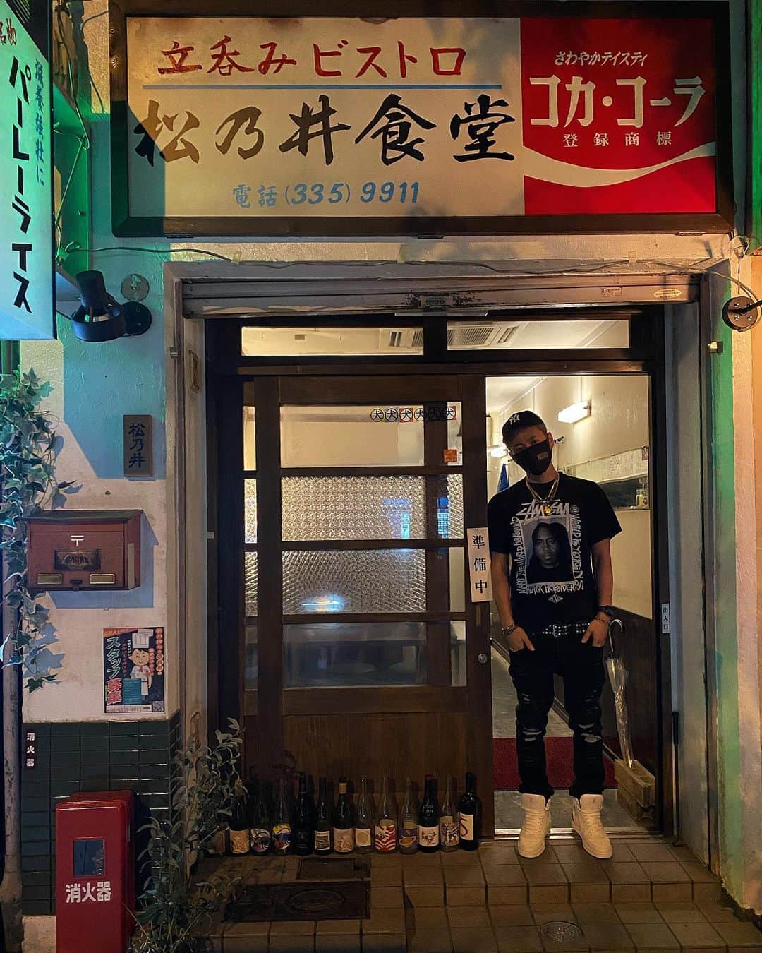 DJ HALのインスタグラム：「大阪で仲良し「まっちゃん」が天満にビストロ感ゼロの立ち飲み店出したよ🔥 椅子もちょこっとあり このレトロな食堂屋のコンセプトでビストロは逆にお洒落で斬新✨ まっちゃんの飯と突っ込みのセンスは ピカイチだよ！ @matsunoi_syokudou  ドリンク一杯サービスだってさ🍺 左肘アウト」