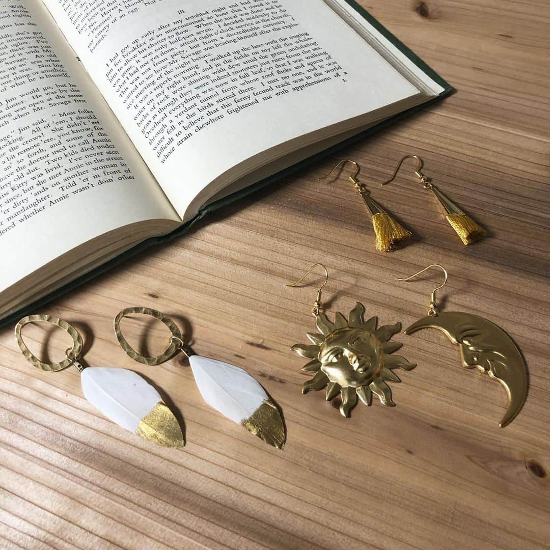 BOX CHARM Industryのインスタグラム：「ピアスに合わせやすいパーツが増えてきたのでスタッフオーダーピアスはいかがですか？ . 大ぶりのチャームがとってもオススメです👏 . アシンメトリーのデザインも可能です💕 . 詳しくはオンラインストアをチェックしてみてください🥰🥰 ⁑ #boxcharmindustry #boxcharm #handmade #accessory #handmadeaccessory  #ボックスチャームインダストリー #ボックスチャーム #ハンドメイドピアス #ハンドメイド #アクセサリー #ハンドメイドアクセサリー #フェザー #タッセル #月 #太陽 #チャーム #ピアス #イヤリング #スタッフオーダー #オーダーピアス」