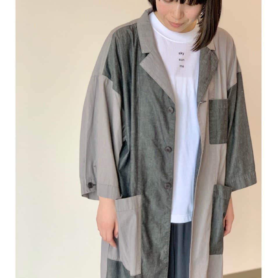ネ・ネットのインスタグラム：「昨日からショップに入荷した7月の新作より、SHOP STAFFの着こなしを週末までの4日間にわたってご紹介します。  インディゴダンガリー LIGHT COAT ¥20,900(tax in) SKIRT ¥15,400(tax in) PANTS ¥15,400(tax in) CHARCOAL GRAY / NAVY  季節の変わり目に着たい薄手のダンガリー素材をネ・ネットらしく配色デザインに仕上げた、綿100%の軽さが心地いいアイテム。無地のシンプルさと、微配色のユニークさが共存して、1点加えるだけで楽しいコーディネートになります。  #ネネット #nenet #新作 #new #newarrival  #autumn #winter #2020 #collection #fashion #tokyo #japan #july #shopstaff #coordinate  #indigo #dungarees #lightcoat #skirt #pants」
