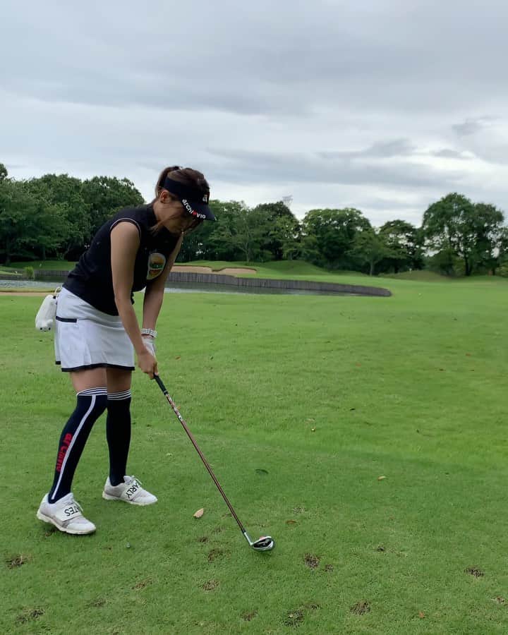 あやごるふのインスタグラム：「💮﻿ ﻿ ﻿ 聞いてーーーーーーー😍😍❣️❣️﻿ ﻿ ﻿ このホール、﻿ グリーンが広いおかげでワンオンしたけど﻿ カップから32歩分離れていて、﻿ 【登って→降って→フック】というラインで﻿ 寄せパーで充分‼️と思ったら、、﻿ ﻿ 綺麗に入ってバーディー😆😆😆😆🌈🌈﻿ ﻿ 誰もが入るわけ無いって思ったから﻿ 誰も期待してなくて動画撮ってないけど……😭﻿ ﻿ めちゃくちゃ嬉しかったーー😆❣️❣️﻿ ﻿ ﻿ それにしても昨日の千葉県市原市は﻿ 晴れたり雨降ったり大嵐になったり﻿ 天気がクルクル変わって疲れたな💦﻿ ﻿ ﻿ ﻿ ﻿ ﻿ #golfnetwork #golf #golfswing #golfwang #reginagolf  #golfgirls #instagolf #golfstagram #ゴルフ #ゴルフ女子 #ゴルフ場 #ゴルファー #ゴルフ好き #ゴルフ部 #ゴルフ動画 #ゴルフ練習 #ゴルフウェア #골프 #ゴルフスイング #ゴルフ大好き #ゴルフ好きな人と繋がりたい #ゴルフばか #golflife #golfgirl #골프 #골프웨어 #골프스타그램 #해외여행 #예쁘다 #バーディ」