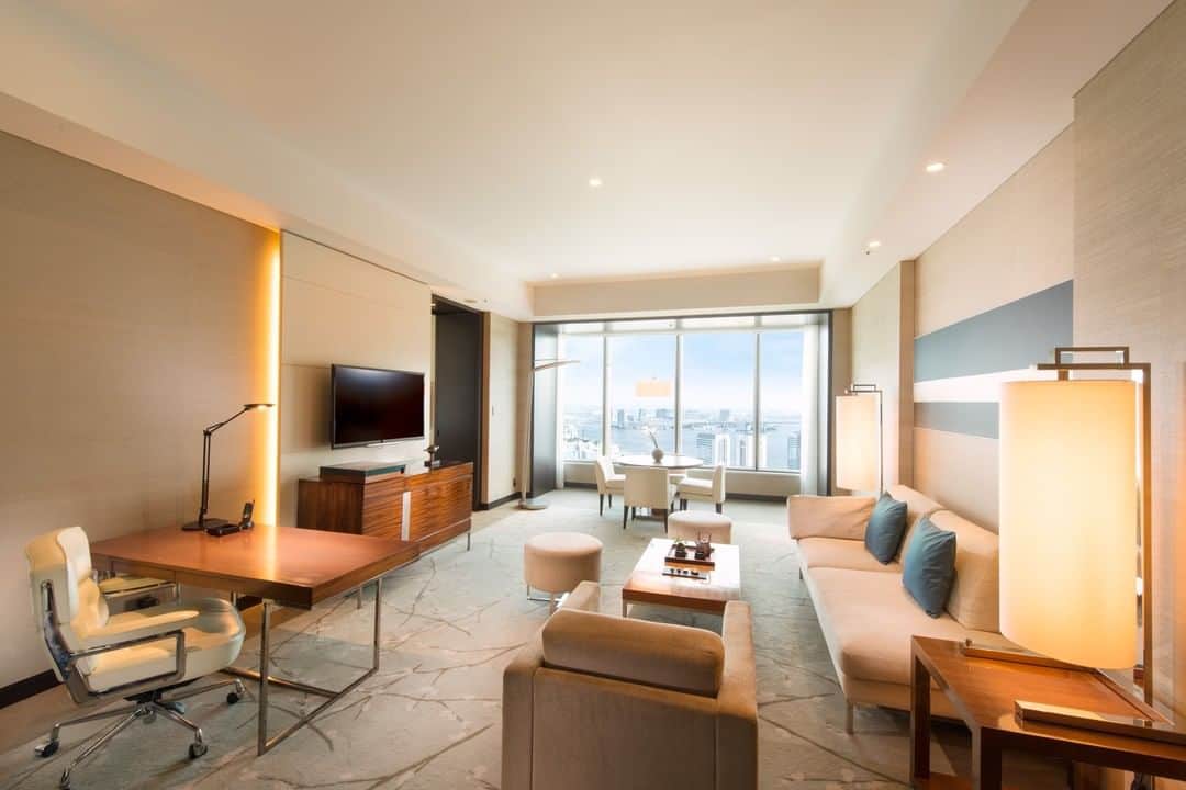Conrad Tokyoのインスタグラム：「ベッドルームとリビングルームがそれぞれセパレートになったコーナースイート。東京ベイと浜離宮恩賜庭園を一望するゆったりとした空間でのステイをお楽しみください。 Conrad Tokyo's spacious Corner Suites offer contemporary luxury with panoramic views over the Royal Hamarikyu Garden and Tokyo Bay.」