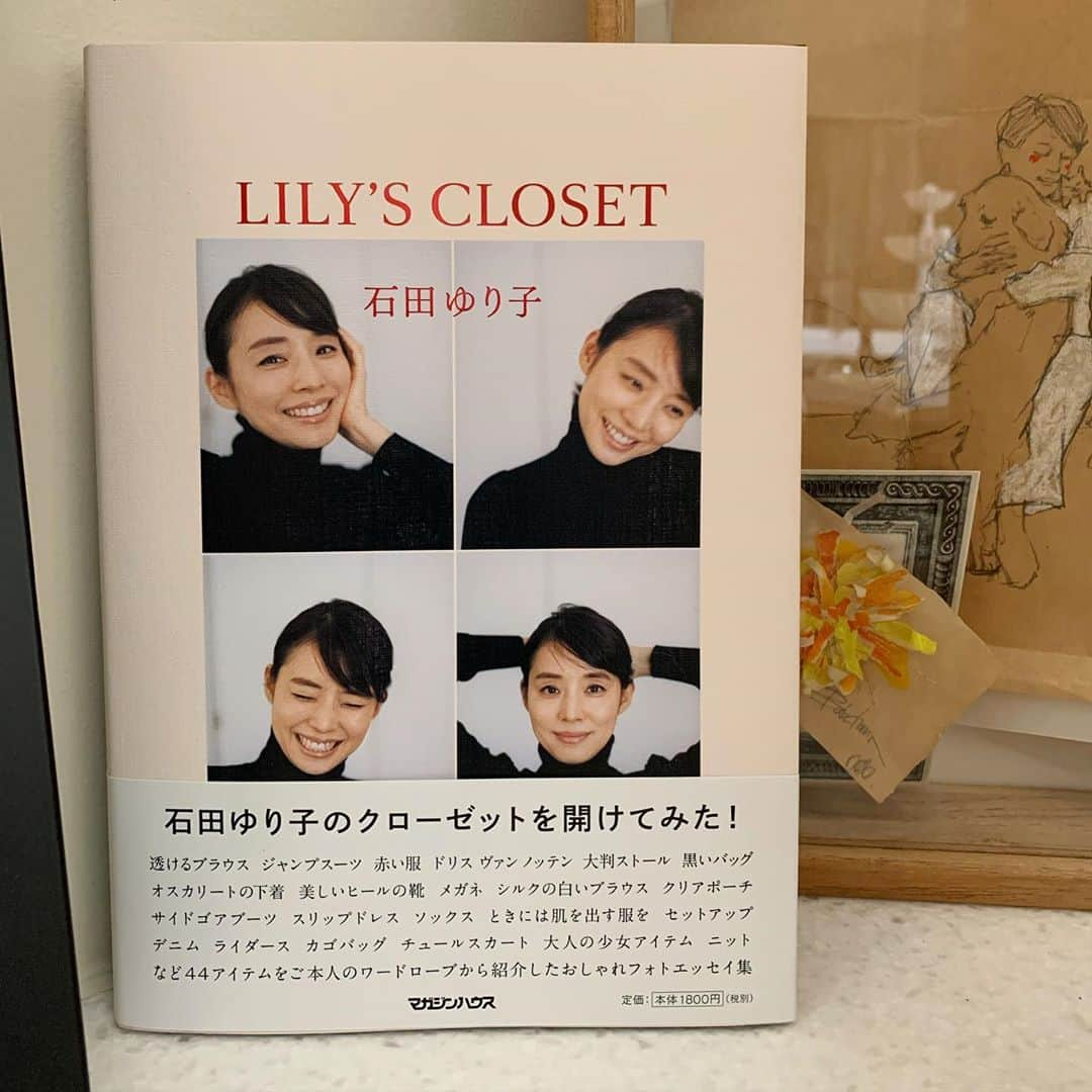 石田ゆり子さんのインスタグラム写真 - (石田ゆり子Instagram)「2020.7.9  LILY’S CLOSET 発売になります。 この本の企画は 一年以上前にスタートしており わたしのクローゼットから 服を選出するところから 始まりました。 服を着ることっておそらく 究極の日常の一つ。 誰もが毎日、今日は何を着ようかなと考える。 着ている服によって とても幸せな気持ちになるときもあればその逆もある。 自分の服について考えることは つまるところ自分自身と じっくりと向き合うことでした。 …と、何回も同じこと書いてますよね😅😭 手に取ってくださった方々 ありがとうございます。 どうか末長く本棚に置いて くださいますように。 #リリーズクローゼット」7月9日 12時00分 - yuriyuri1003