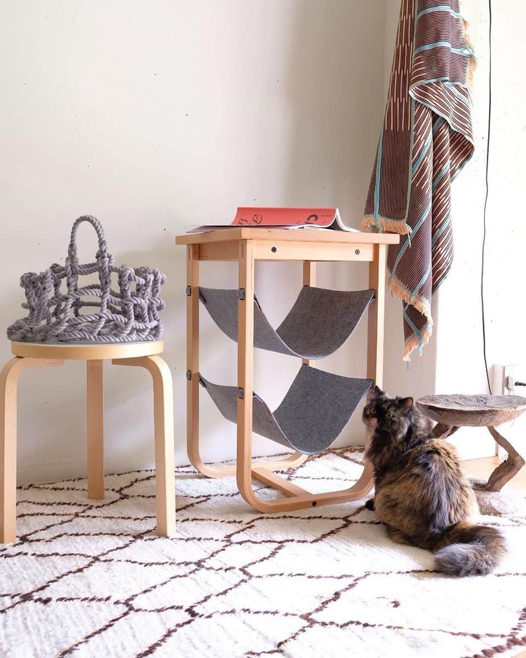 sarasa design storeさんのインスタグラム写真 - (sarasa design storeInstagram)「｜sarasa design x BLUENEKO「人と猫の暮らしを考えた 猫と人が一緒に使う家具⠀ .⠀⠀⠀⠀ ────────────────────⠀⠀⠀⠀ ・⠀⠀⠀⠀ ●b2c Neko Hammock⠀⠀⠀ 定価：63,800円 (税込)⠀⠀⠀⠀⠀⠀ ・⠀⠀⠀⠀ ▶お買い物は写真をタップ！または @sarasa_design アカウントトップから。⠀⠀⠀⠀⠀⠀⠀ ・⠀⠀⠀⠀ ────────────────────⠀⠀⠀⠀⠀⠀⠀⠀⠀⠀ .⠀⠀⠀⠀ こちらの商品を @taka509 さんに撮影協力いただきました。⠀⠀⠀ そのお写真をリポストさせていただきます。ご紹介と共に以下のコメントいただきました。⠀⠀⠀⠀ .⠀⠀⠀⠀ ──⠀⠀⠀⠀⠀⠀ .⠀⠀⠀⠀ カフェテーブルにもなる2段式のキャットハンモック。⠀ シンプルだけど、置いているだけで絵になっちゃうような存在感があり、Artekのスツール６０とも相性が良いです☺️⠀ 早速、さっちゃん🐱のお気に入りになりました♪⠀ .⠀⠀⠀⠀ ────────────────────⠀⠀⠀⠀ #sarasadesign をつけて投稿いただいた中からお写真をご紹介する場合がございますので、ぜひ投稿してみてください！！　素敵なお写真お待ちしております！！⠀⠀⠀ ────────────────────⠀⠀⠀ .⠀⠀ #シンプルライフ #モノトーン #インテリア #シンプル #シンプルホーム #シンプルな暮らし #シンプルインテリア⠀⠀⠀ .⠀⠀⠀ #写真好きな人と繋がりたい #家猫 #ファインダー越しの私の世界 #ファインダー越しの猫の世界 #NEKOくらぶ #ねこ写真 #猫写真 #ねこのいる暮らし #ねこのきもち #ねこと暮らす #猫 #ねこ部 #にゃんすたぐらむ #猫のいる暮らし #猫とインテリア⠀⠀ ・⠀⠀ #sarasadesign #sarasadesignlab #sarasadesignstore⠀⠀ .」7月9日 12時00分 - sarasa_design