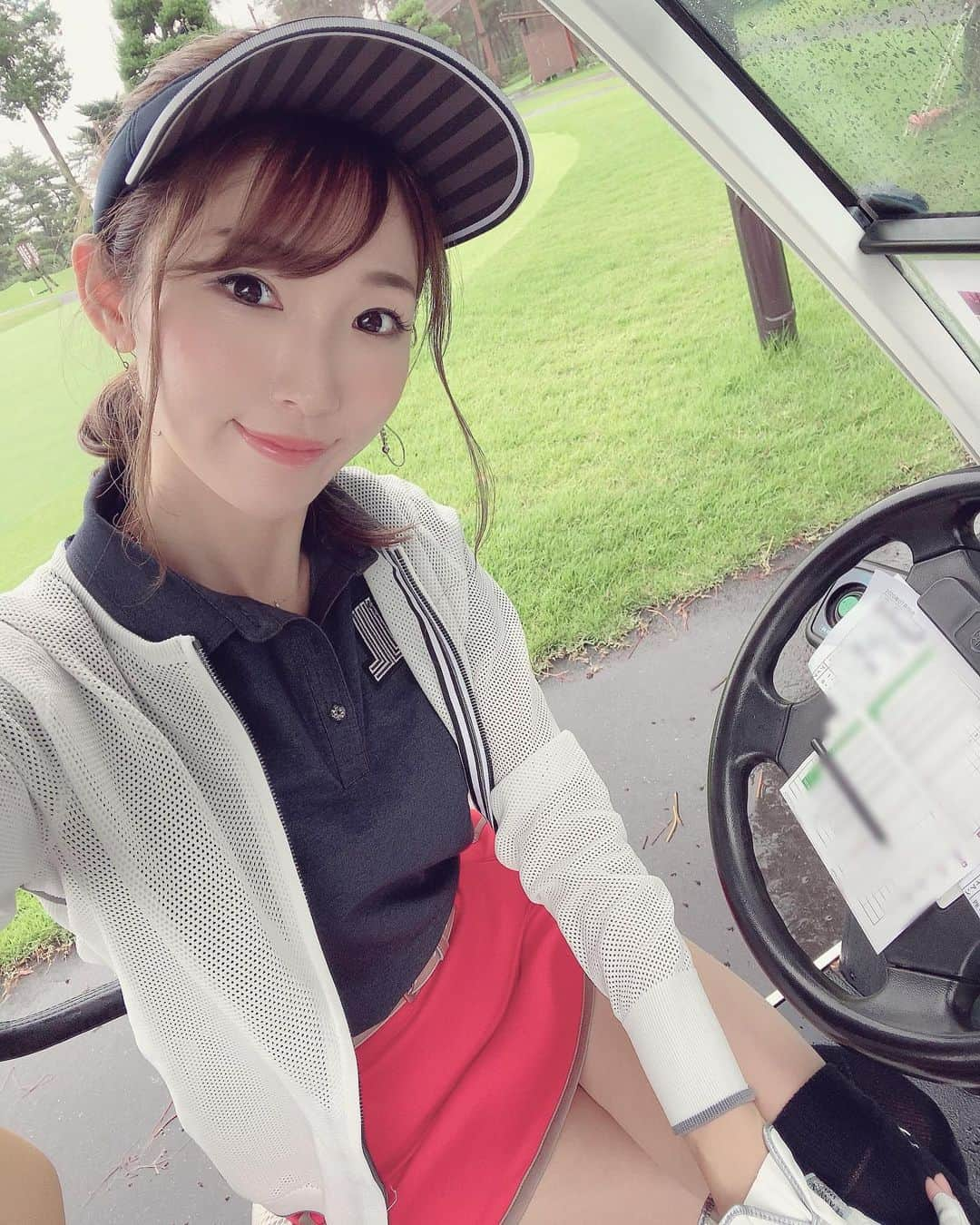 美波千夏さんのインスタグラム写真 - (美波千夏Instagram)「ゴルフなう⛳️ ウェアは @lanvin_sport_official ❤️ ランバンは上品で大人可愛い🥺❤️ 似合うようなプレーを心がけます☺️」7月9日 12時09分 - chinatsu_minami