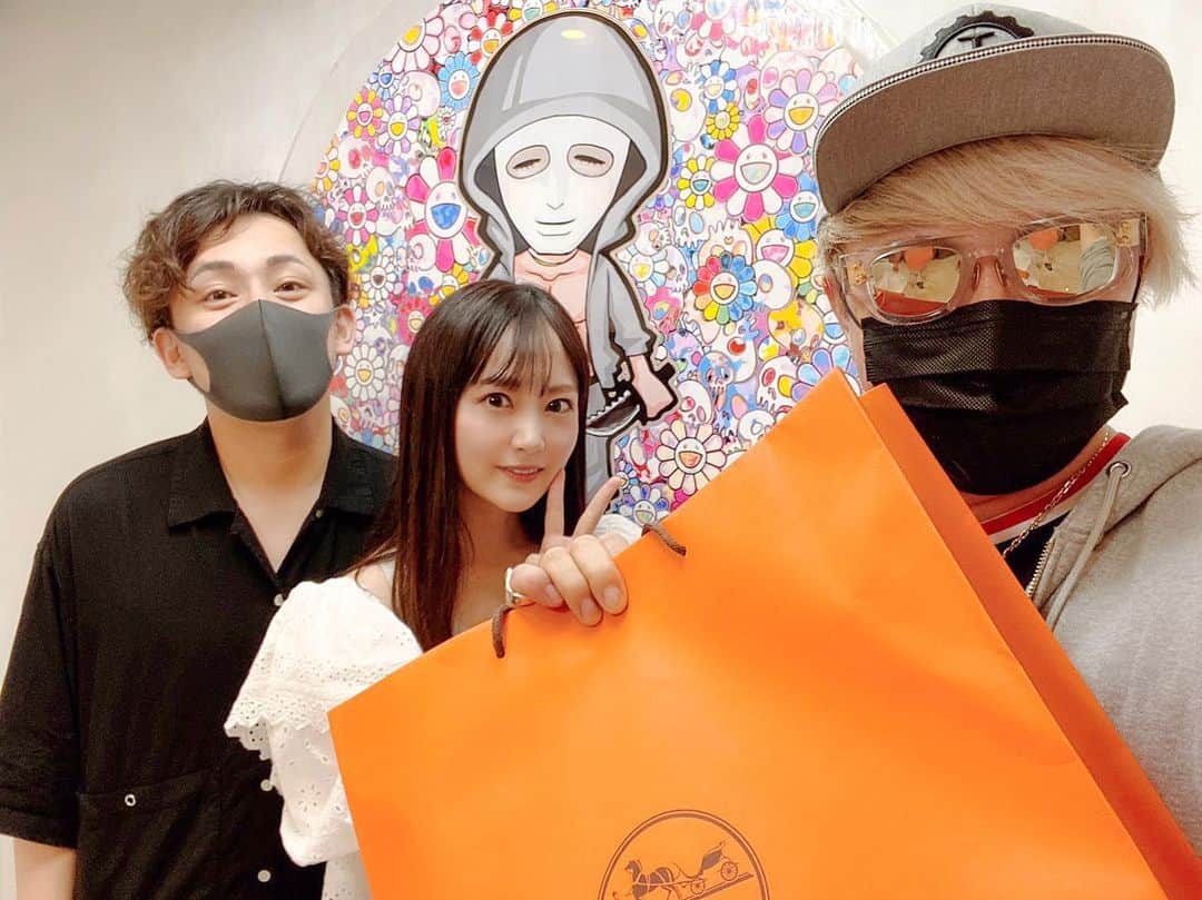 カブキンのインスタグラム：「この宇宙で 1番尊敬してるビジネスマンに 嫁を紹介しました。  「合コンしましょう」しか 言ってこなかった。  ご祝儀… たくさんありがとうございました😇  #婚活  #婚活YouTuber  #新婚  #新婚YouTuber  #ご祝儀で僕もカンボジアに井戸掘ります」