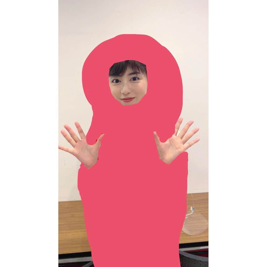 のインスタグラム：「延期されていた撮影も始まり ホッとしていたけれど まだまだ気を付けて行かないと ならなそうですね。。 ６月初め、久しぶりの現場は なぜだか前日から 震えそうなくらい緊張していたけれど いざ現場に立つとあ、この感じ！と パワーが漲っていきました。  写真、ちゃんと載せたいのですが まだ情報を解禁出来ないので このような有様です🤣 可愛い衣装なのです。  また告知致しますね👒  #明太子役ではありません  #撮影中」