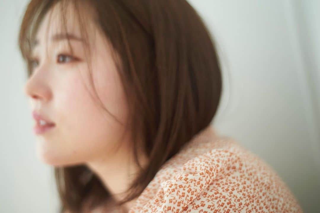 花盛友里のインスタグラム：「『気付けば変われる』 SLEという難病を知ってますか？私はこの撮影のお話をいただくまで知らなかったんだけど、少し前までは死に至るような病気だったんだって。今は薬が開発されて、そうはならなくなったけど、それでもずっと飲み続けなくてはならなくて、そして猛烈な倦怠感に襲われたり、太陽の光を浴びれなかったりと、目には見えないようなたくさんの症状が（しかも個々に違う）あるとても辛い病気。  もしかしたら自分の周りの人もそうなのかもしれない。だから自分のためにも周りのためにも知ってもらいたいなぁと思っております。  このプロジェクトを通して、実際にSLEと戦う人たちを撮影させていただいております。そしてこれからもそんな皆さんを撮影させていただく予定。 ぜひインスタフォローして欲しいなぁ。 みなさんのエピソードは読むだけで涙が出てくるものばかり。。  それでもうまく付き合いながら戦ってる人たちがとても強く美しい♡！」