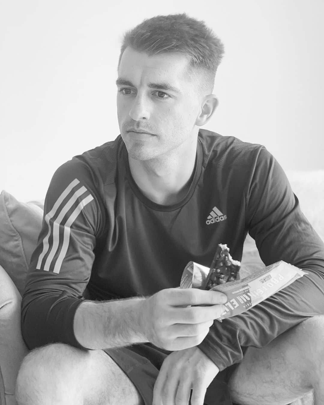 マックス・ウィットロックのインスタグラム：「Building back into training really slowly, aches and pains starting to get a little better. Recovery is key 👍  @myproteinuk」